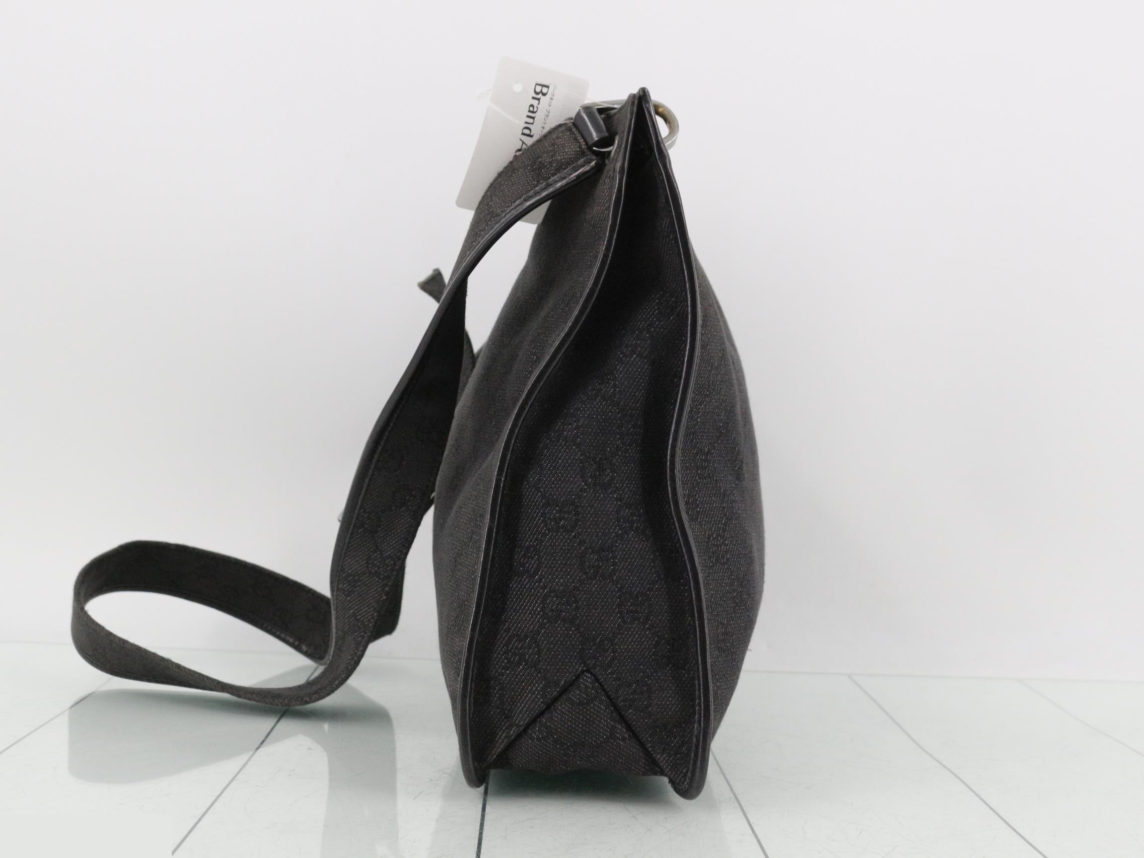 GG Canvas Shoulder Bag — view 3