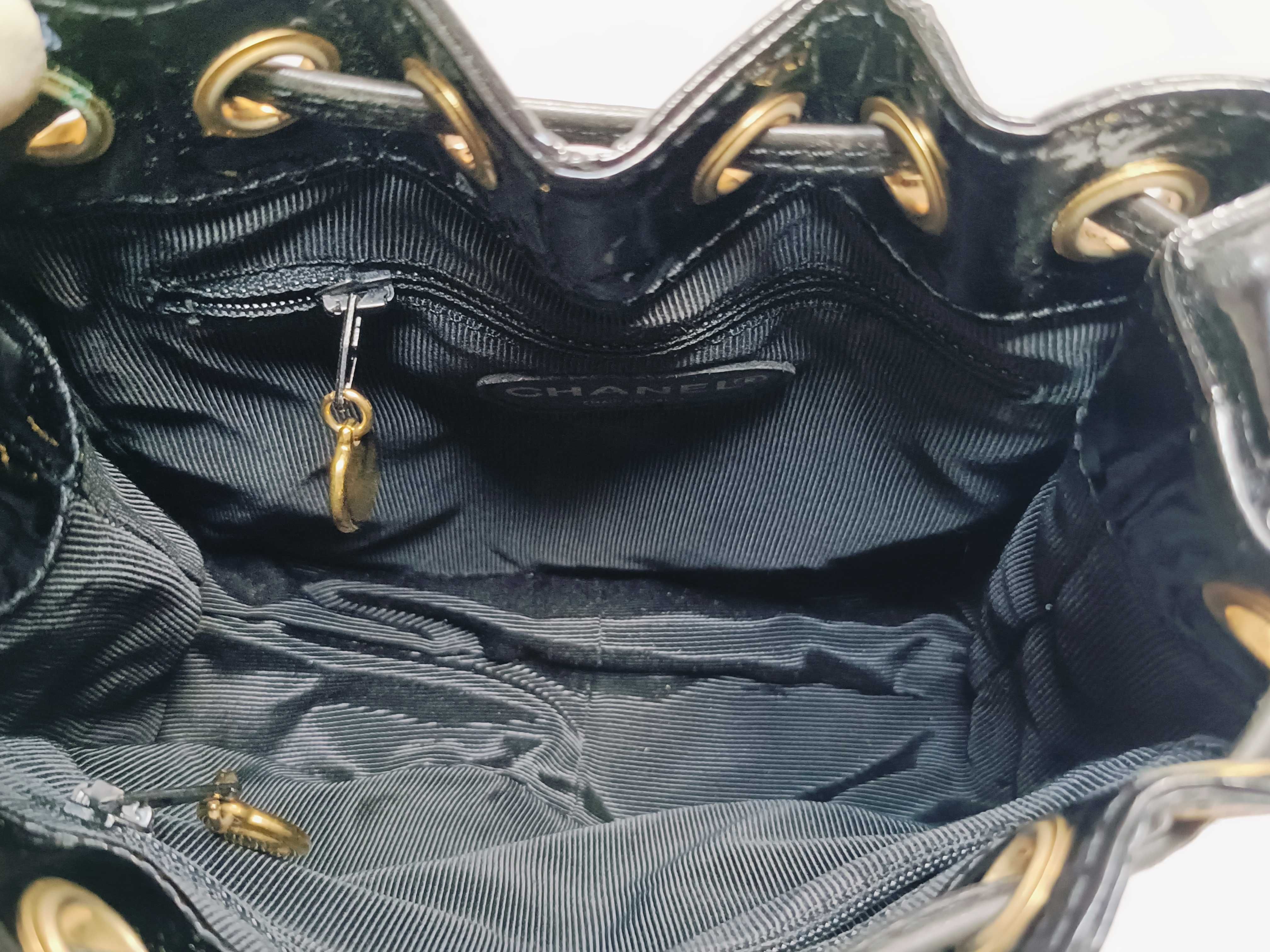 Matelassé Enamel Drawstring Bag Shoulder Bag — view 9