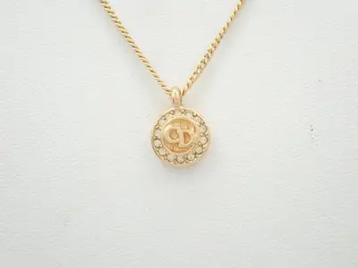 Other lines: Precious metals, necklaces, pendants, chains approximately 45cm long.