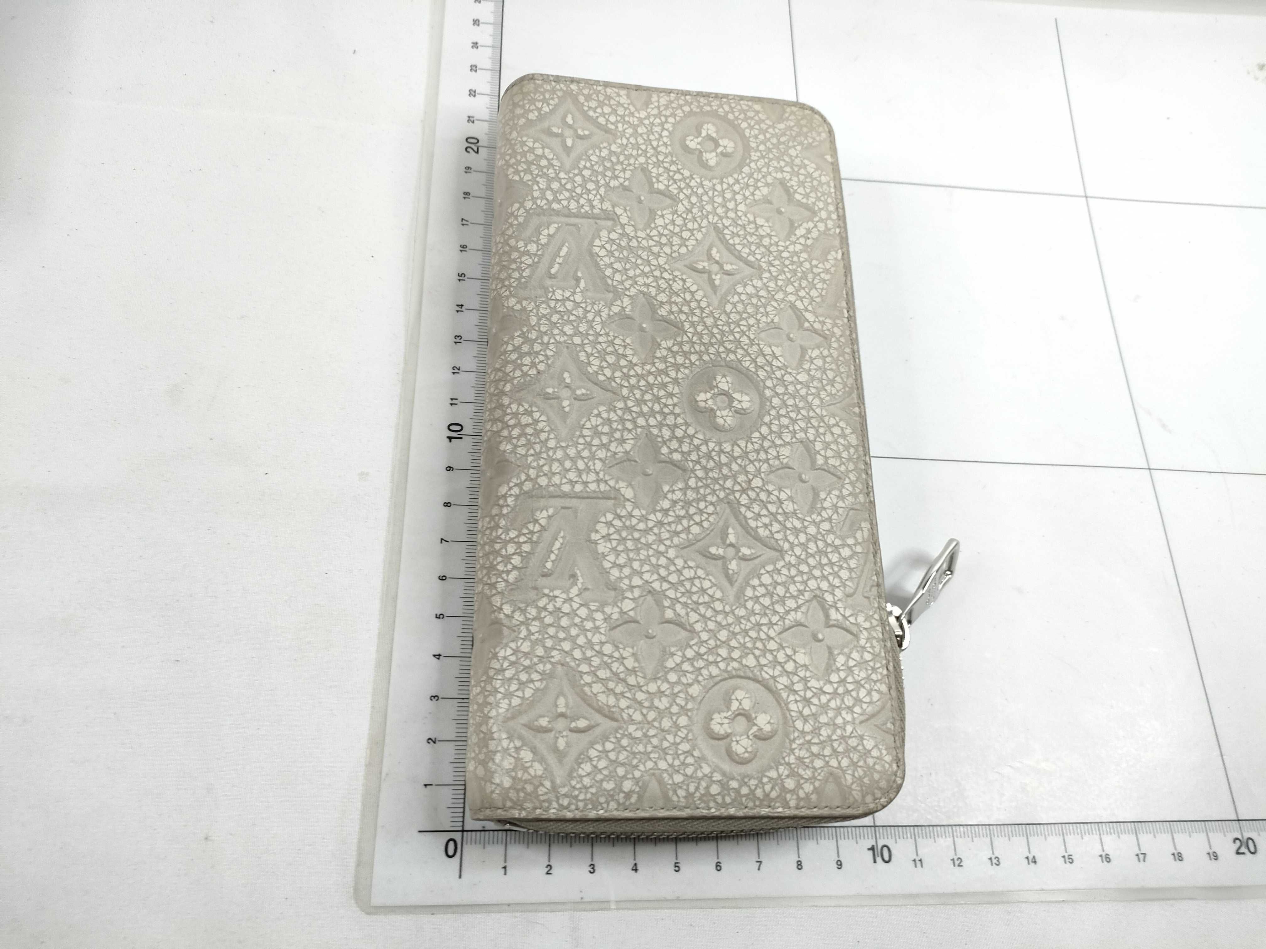 M81573 Climbing Zippy Wallet — view 2