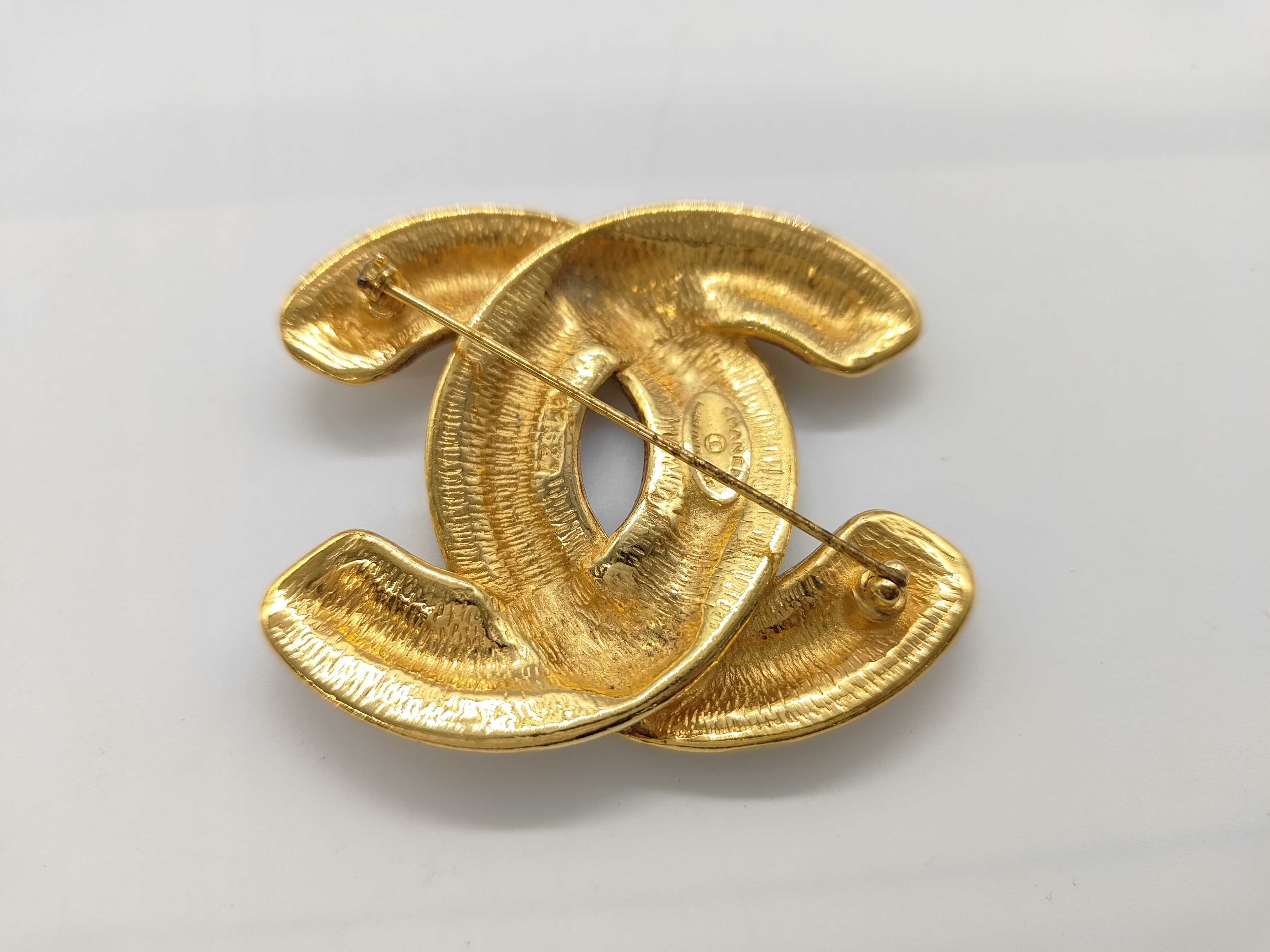 Brooch (with box), Quilted design, Large. — view 2
