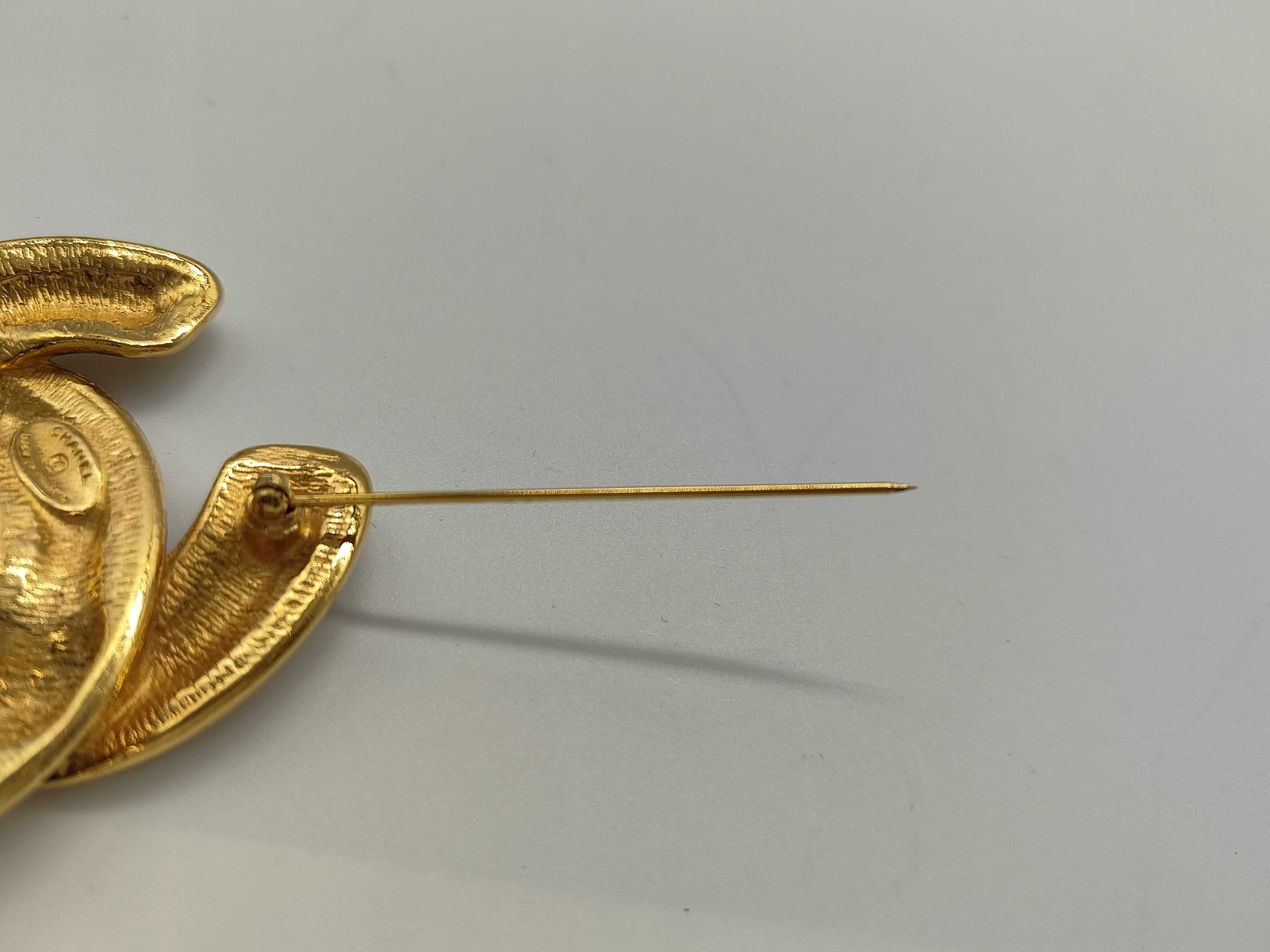 Brooch (with box), Quilted design, Large. — view 3
