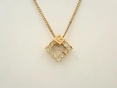 Other line: Precious metals, necklaces, pendants, neck circumference approximately 44 cm.