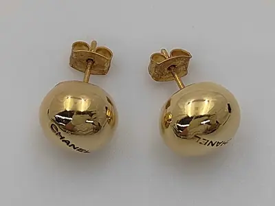 earrings, gold, with original box.