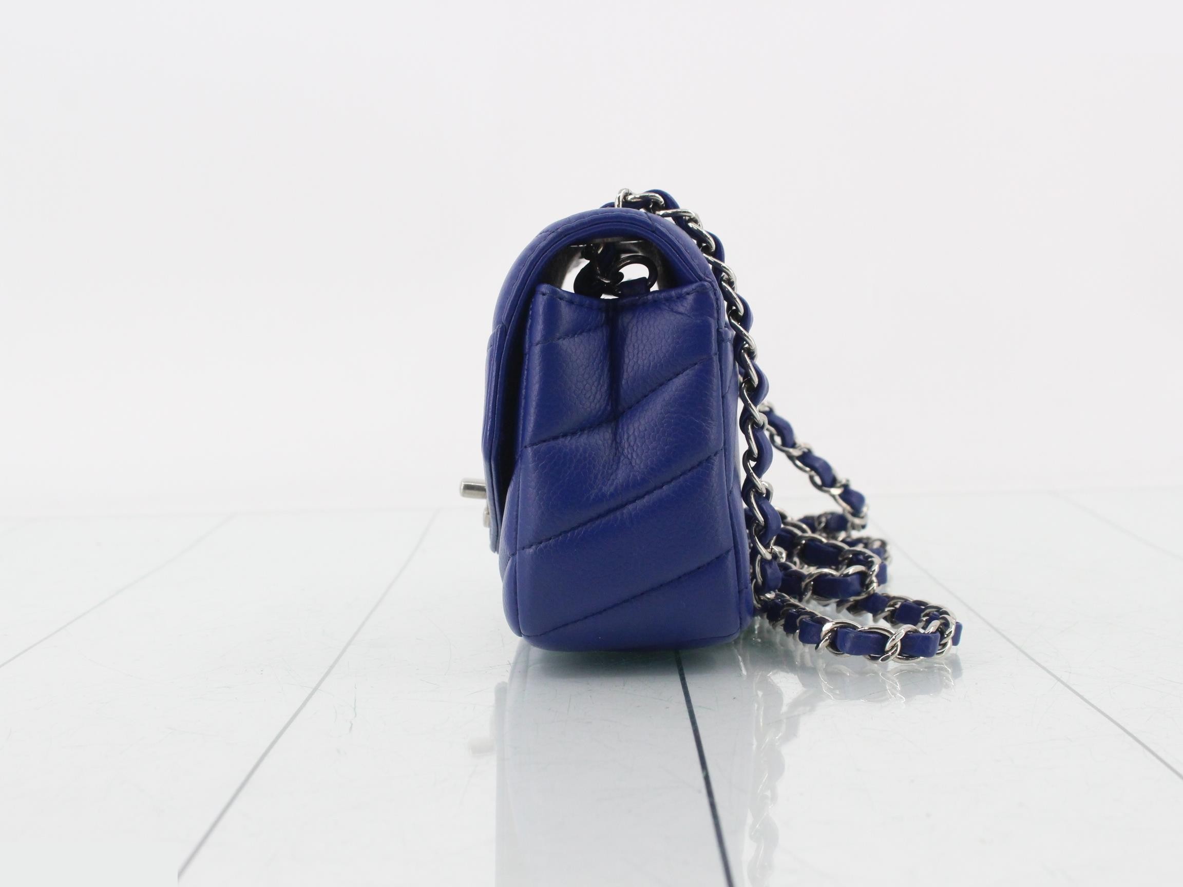 Caviar leather V-stitch turn-lock chain shoulder bag — view 3
