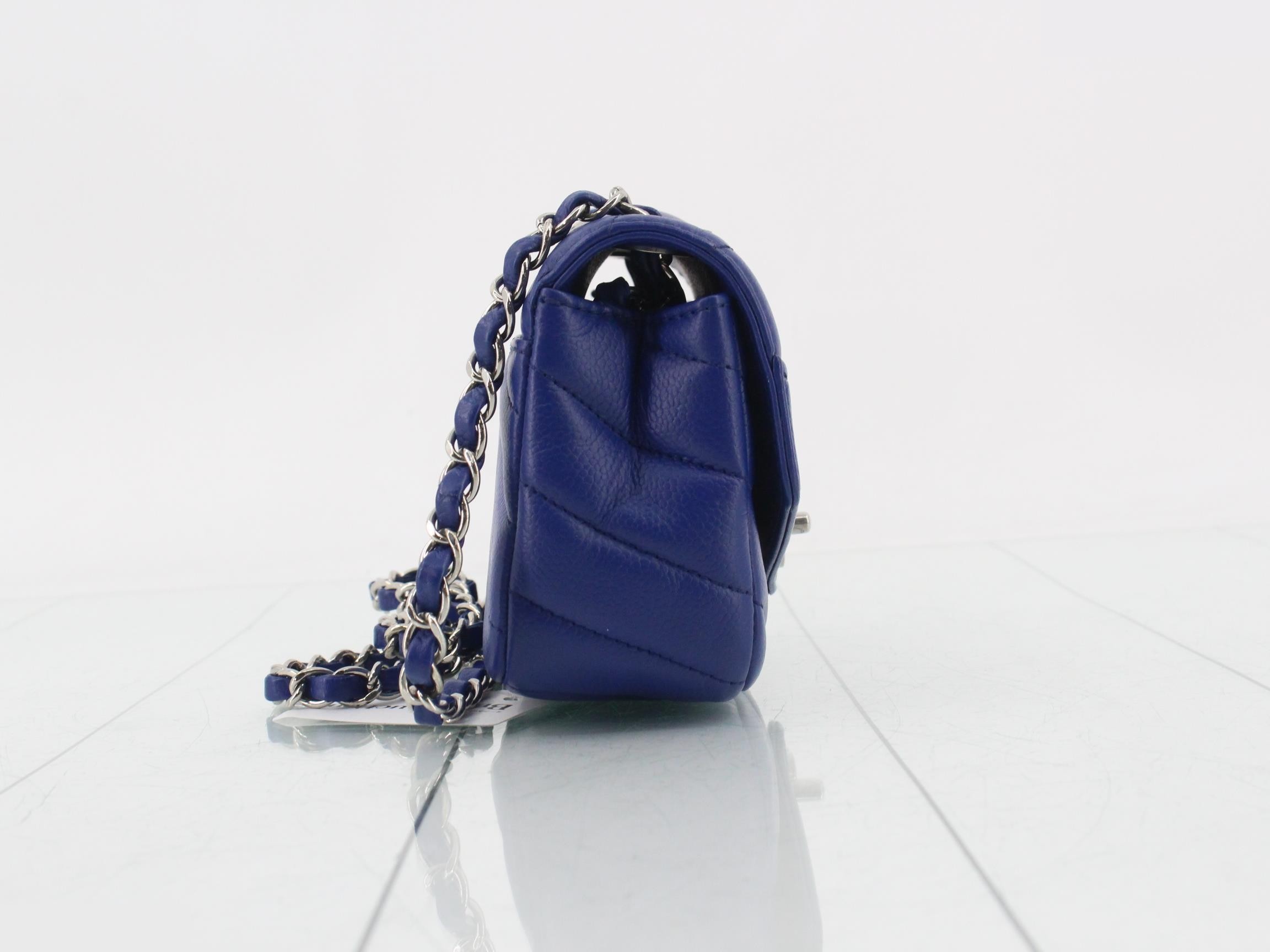 Caviar leather V-stitch turn-lock chain shoulder bag — view 4