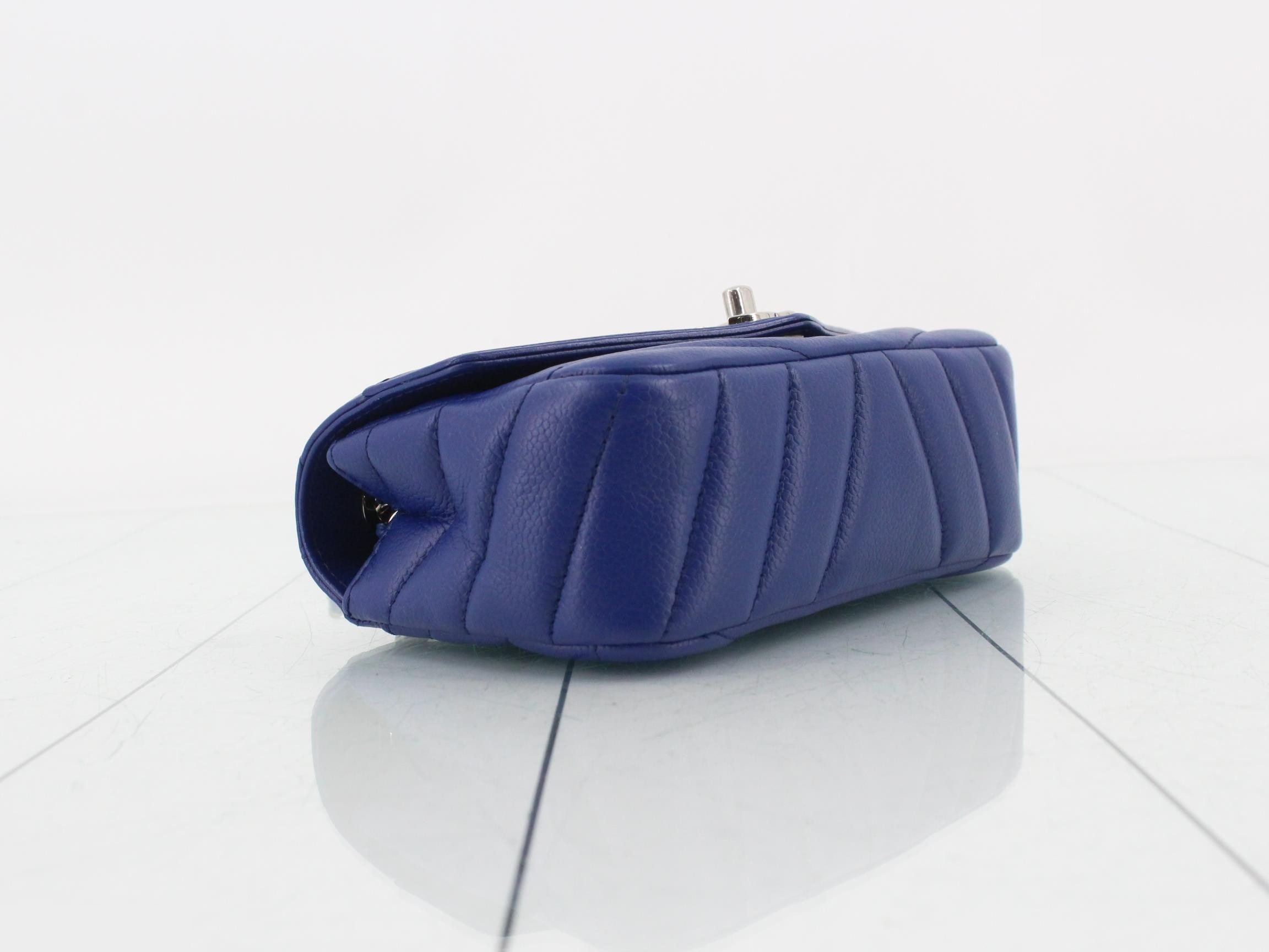 Caviar leather V-stitch turn-lock chain shoulder bag — view 5