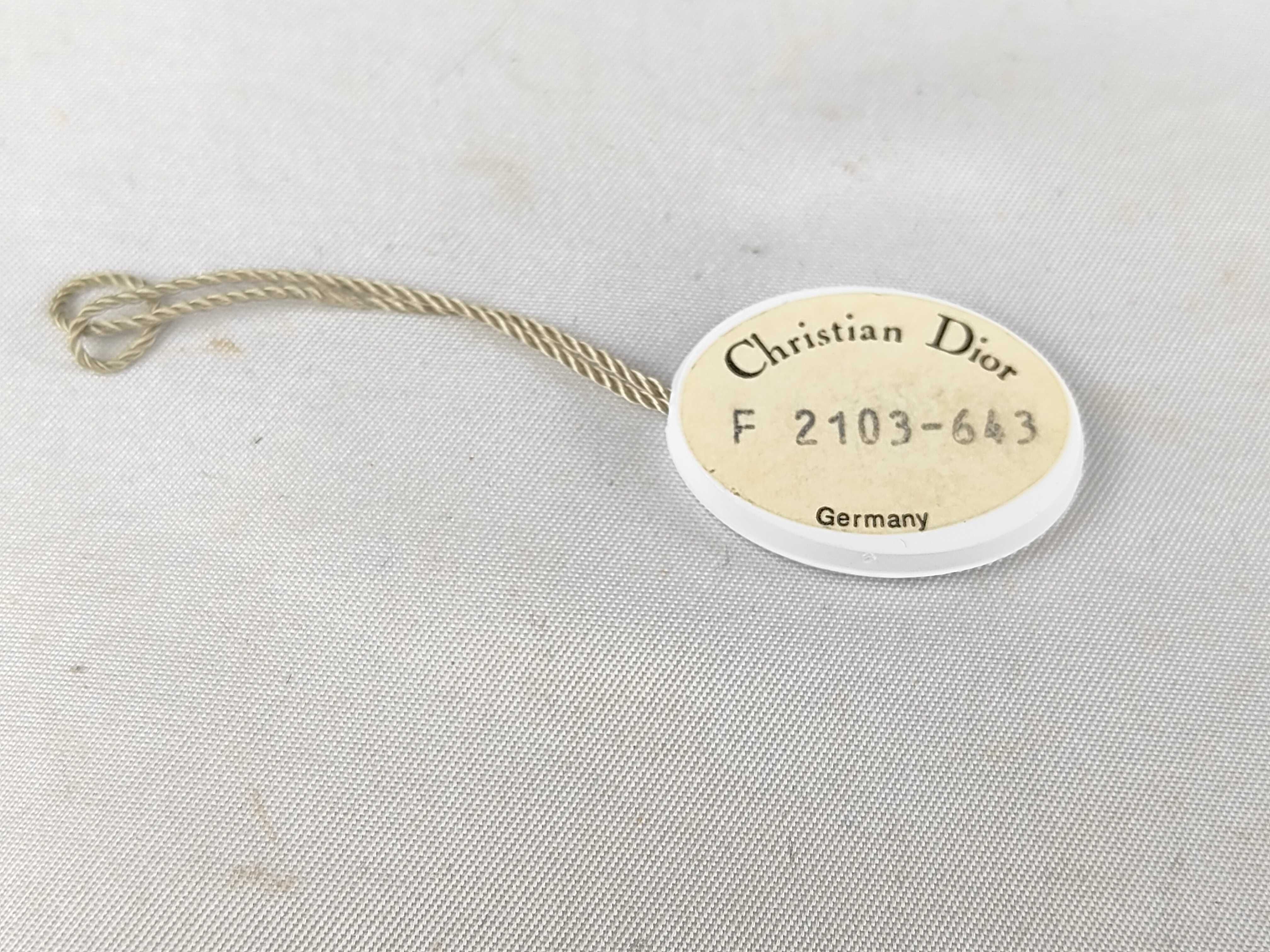 gold necklace with gemstones — view 13