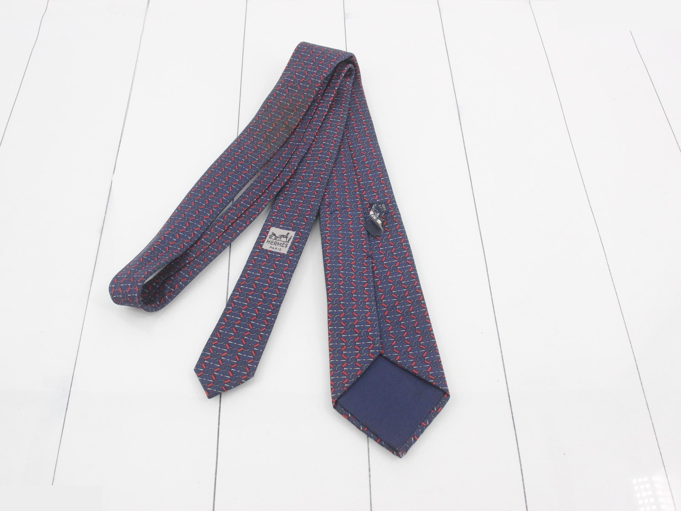 tie — view 2
