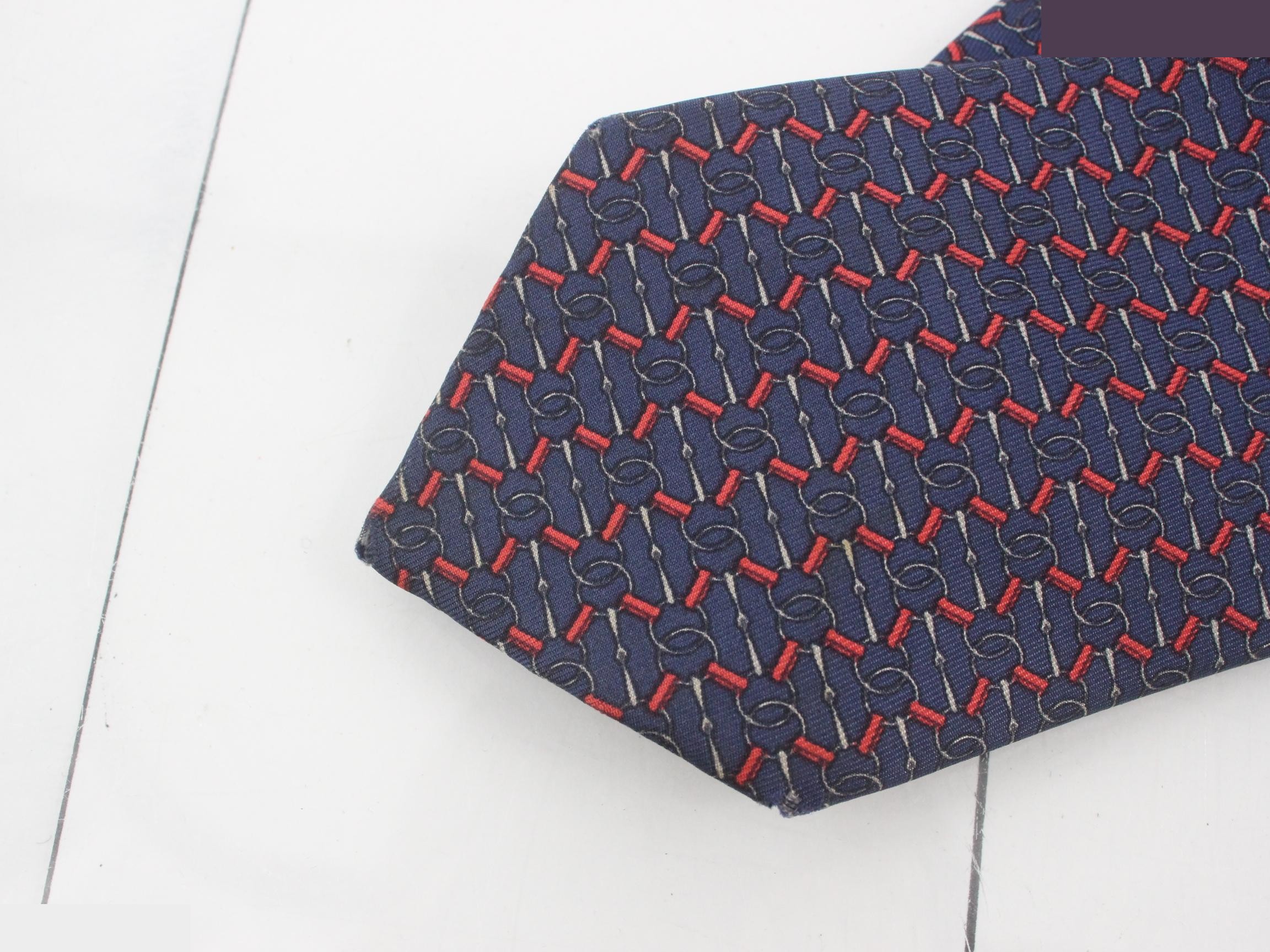 tie — view 3