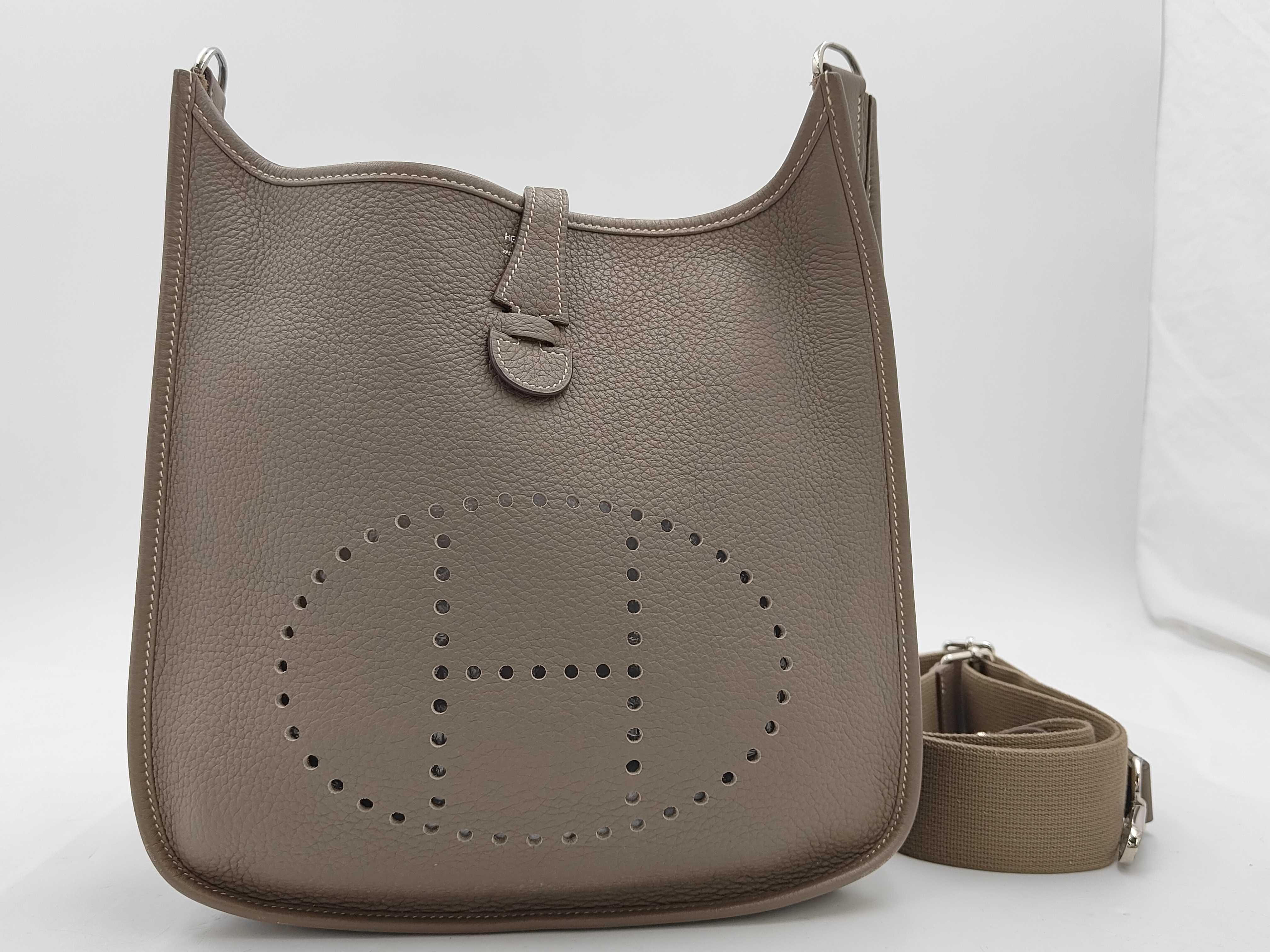 Evelyne PM3 Etoupe M Shoulder Bag