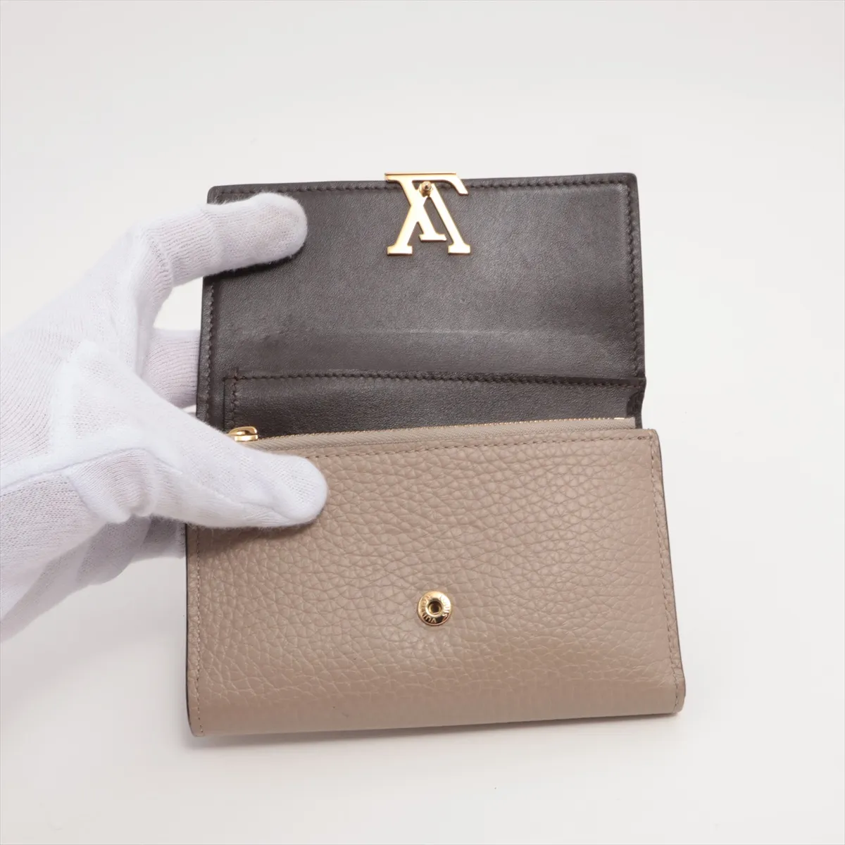 Taurillon Portefeuille Capucines Compact M62159 Galle Compact Wallet with RFID response — view 3