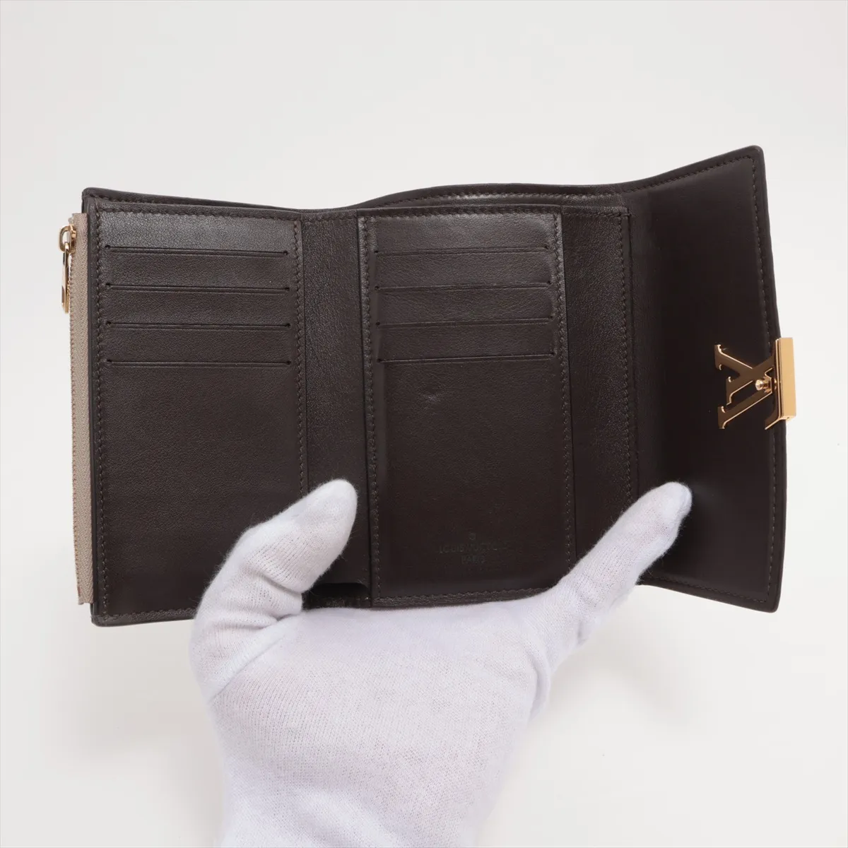Taurillon Portefeuille Capucines Compact M62159 Galle Compact Wallet with RFID response — view 4