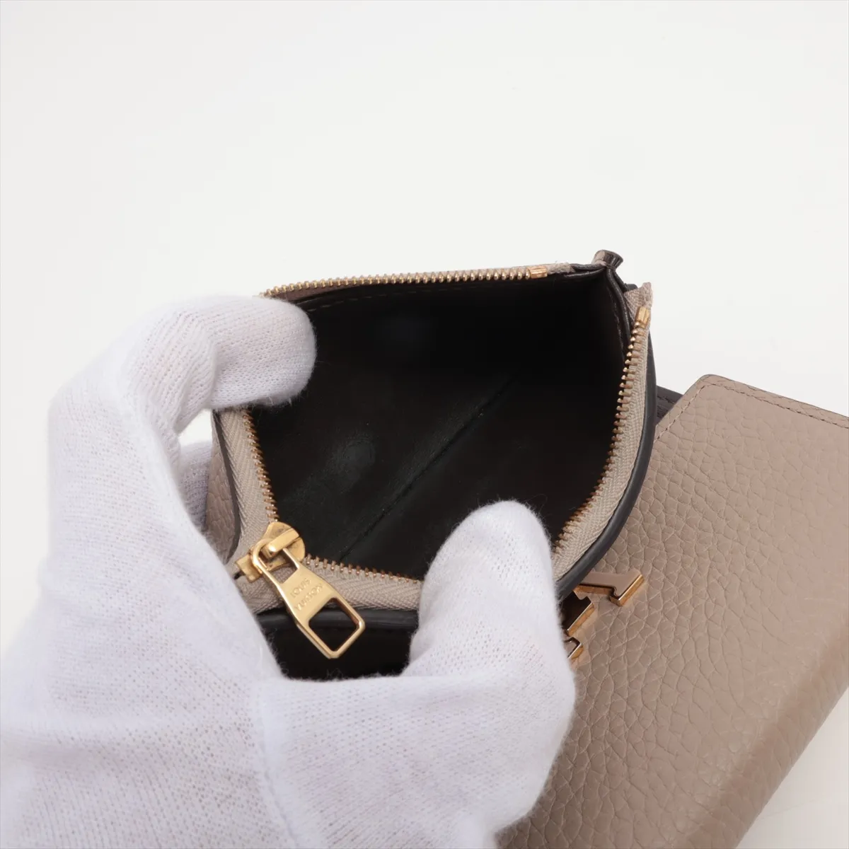 Taurillon Portefeuille Capucines Compact M62159 Galle Compact Wallet with RFID response — view 6