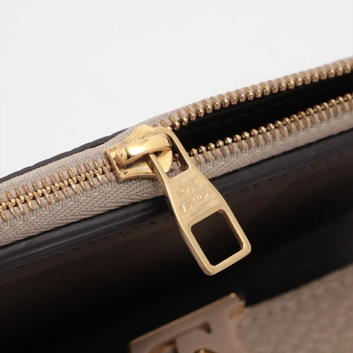Taurillon Portefeuille Capucines Compact M62159 Galle Compact Wallet with RFID response — view 8