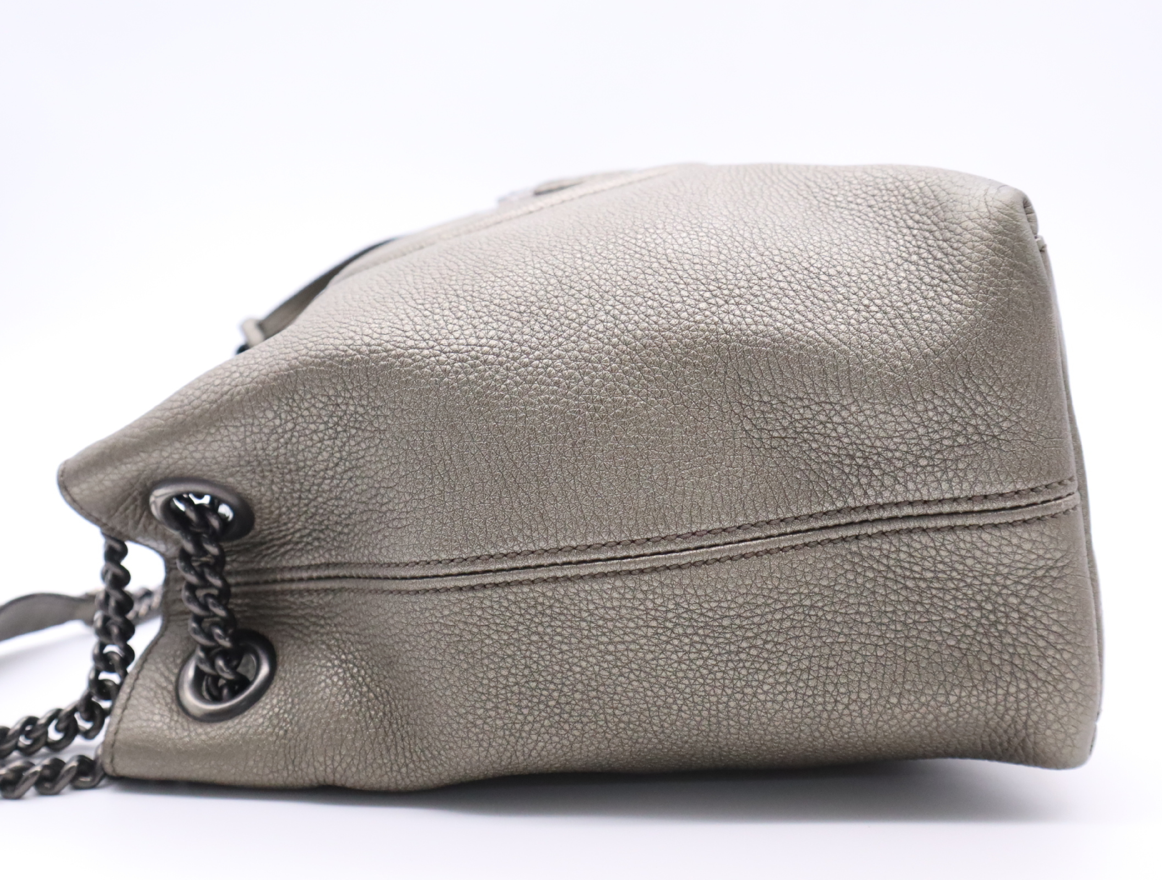 308982 Soho Interlocking G Chain Grey Metallic Charm Shoulder Bag — view 3