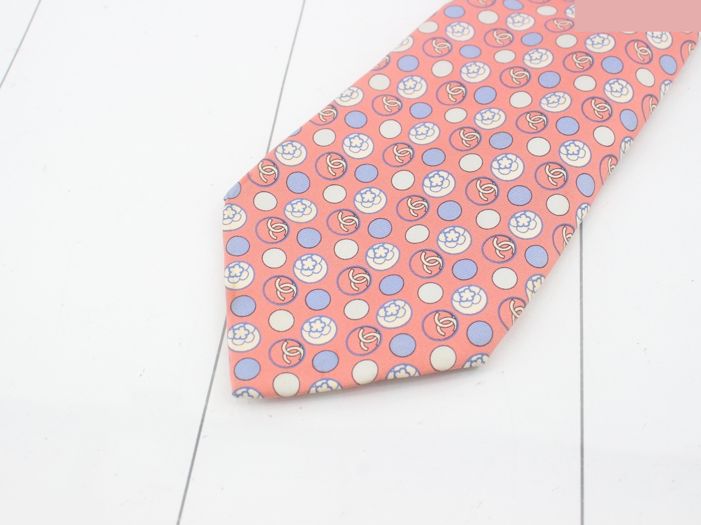 tie — view 3