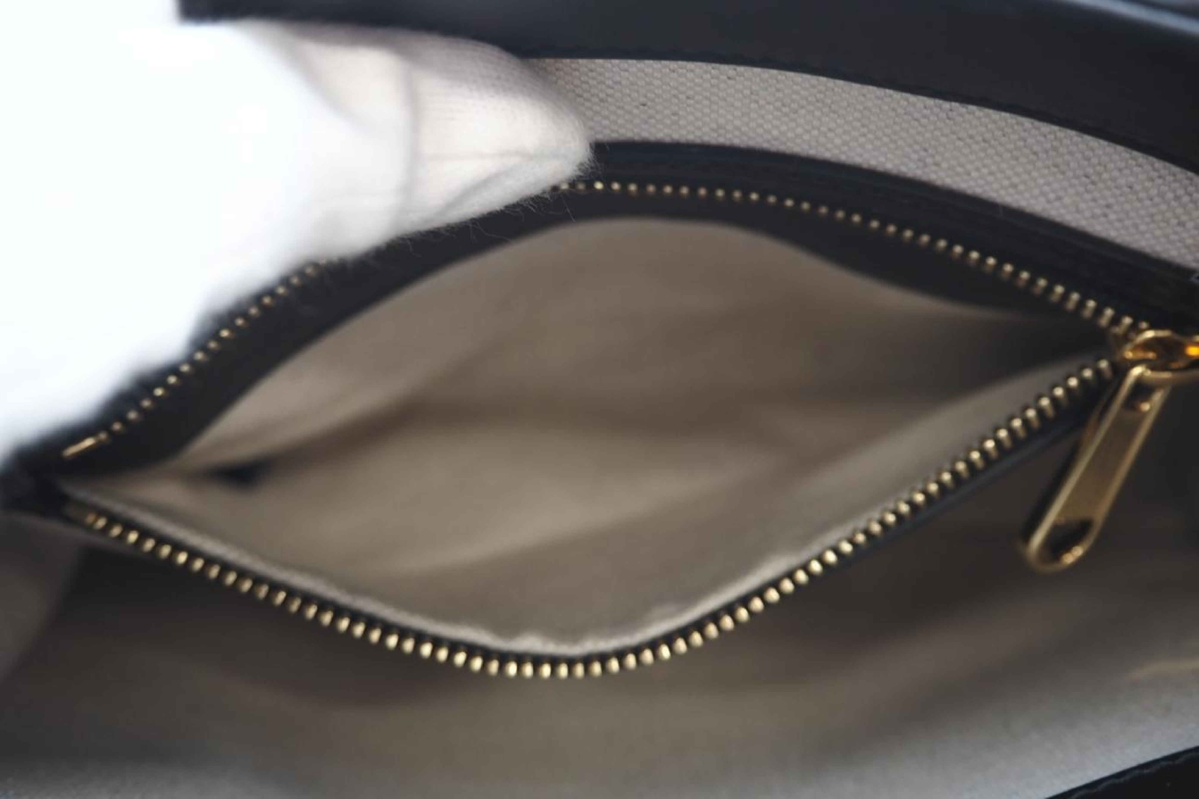 728309 GG Matelassé Leather Quilted Handbag Black Handbag — view 11