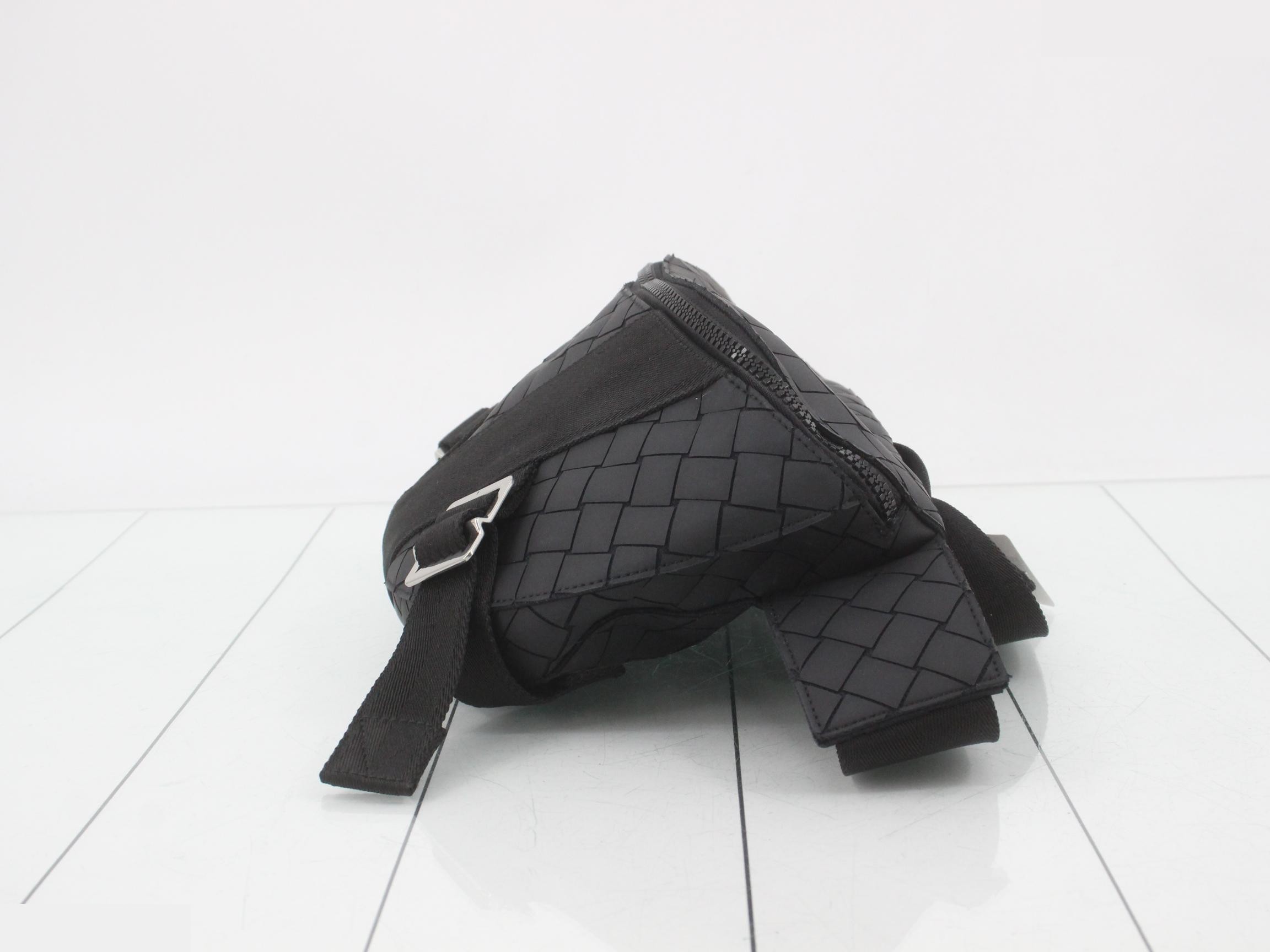 Intrecciato Rubber Body Bag — view 3