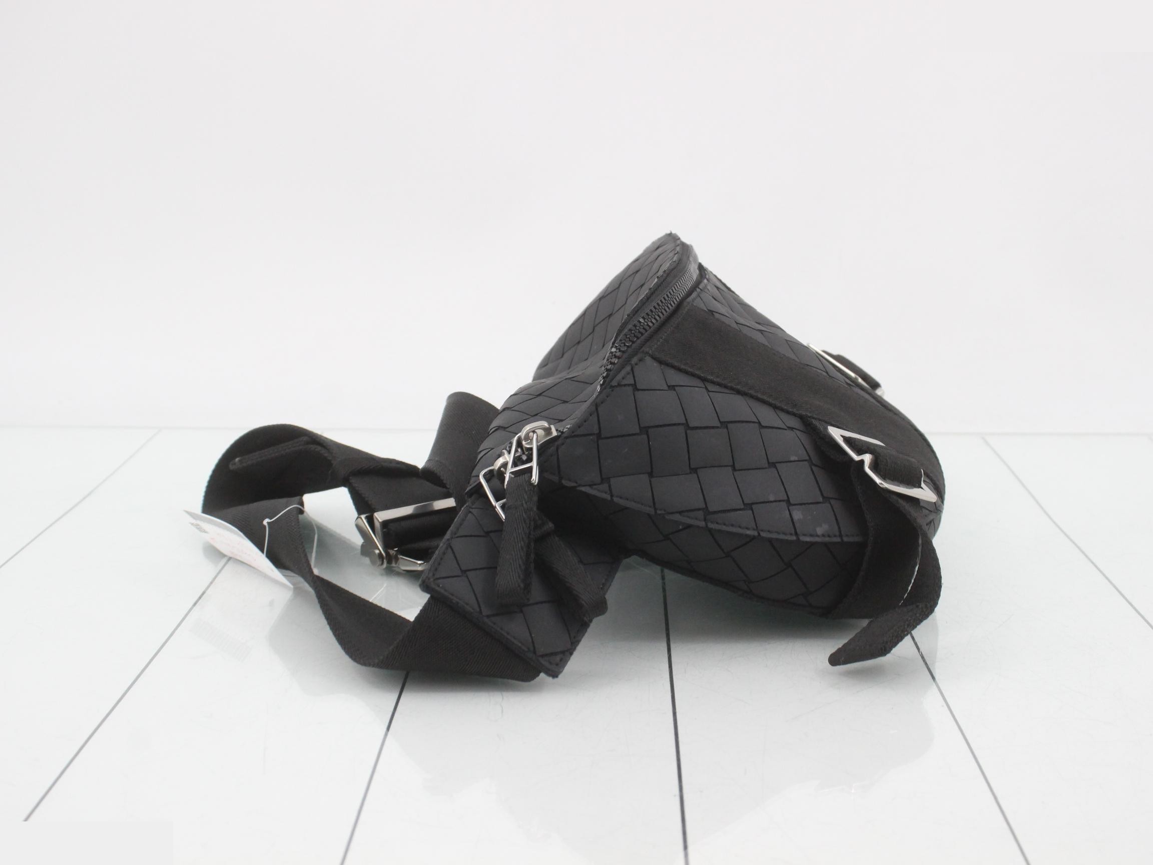 Intrecciato Rubber Body Bag — view 4