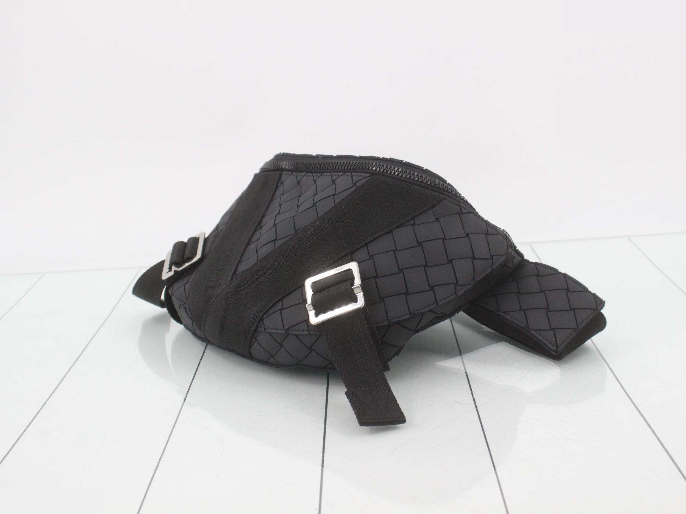 Intrecciato Rubber Body Bag — view 6