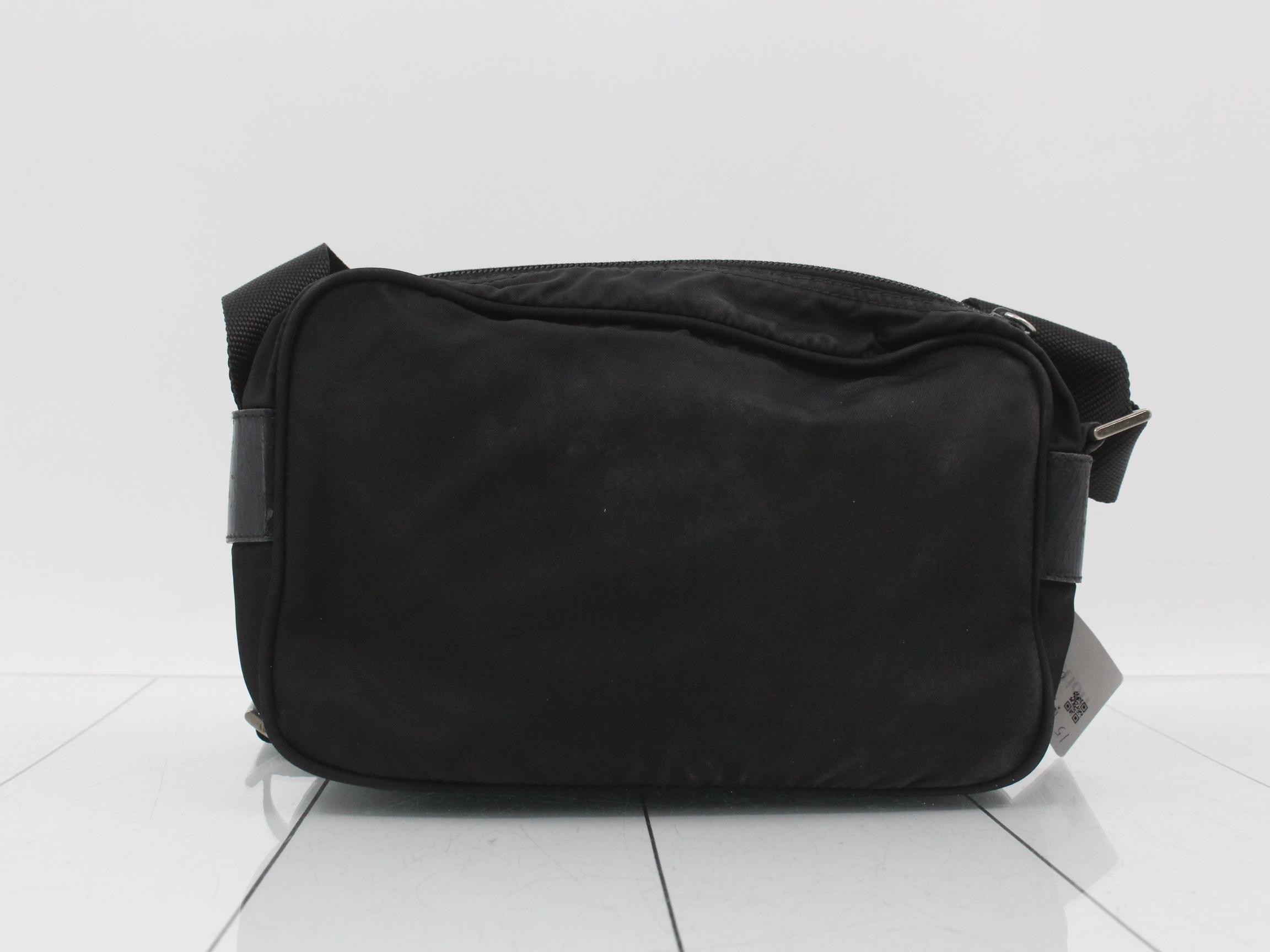 Nylon shoulder bag with triangular plate, black. — view 2