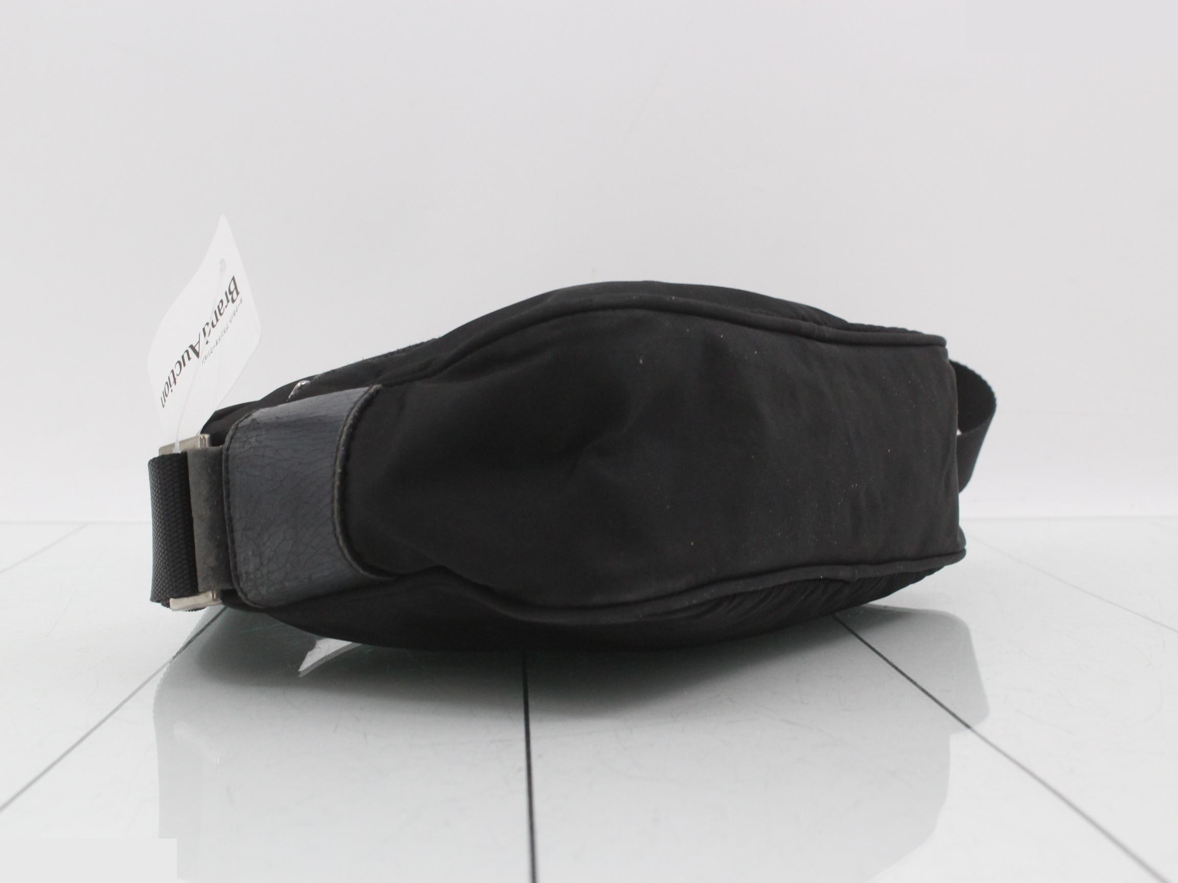 Nylon shoulder bag with triangular plate, black. — view 5