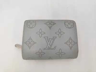 LV Monogram Mahina Portefeuille Claire M80628 NFC-enabled wallet