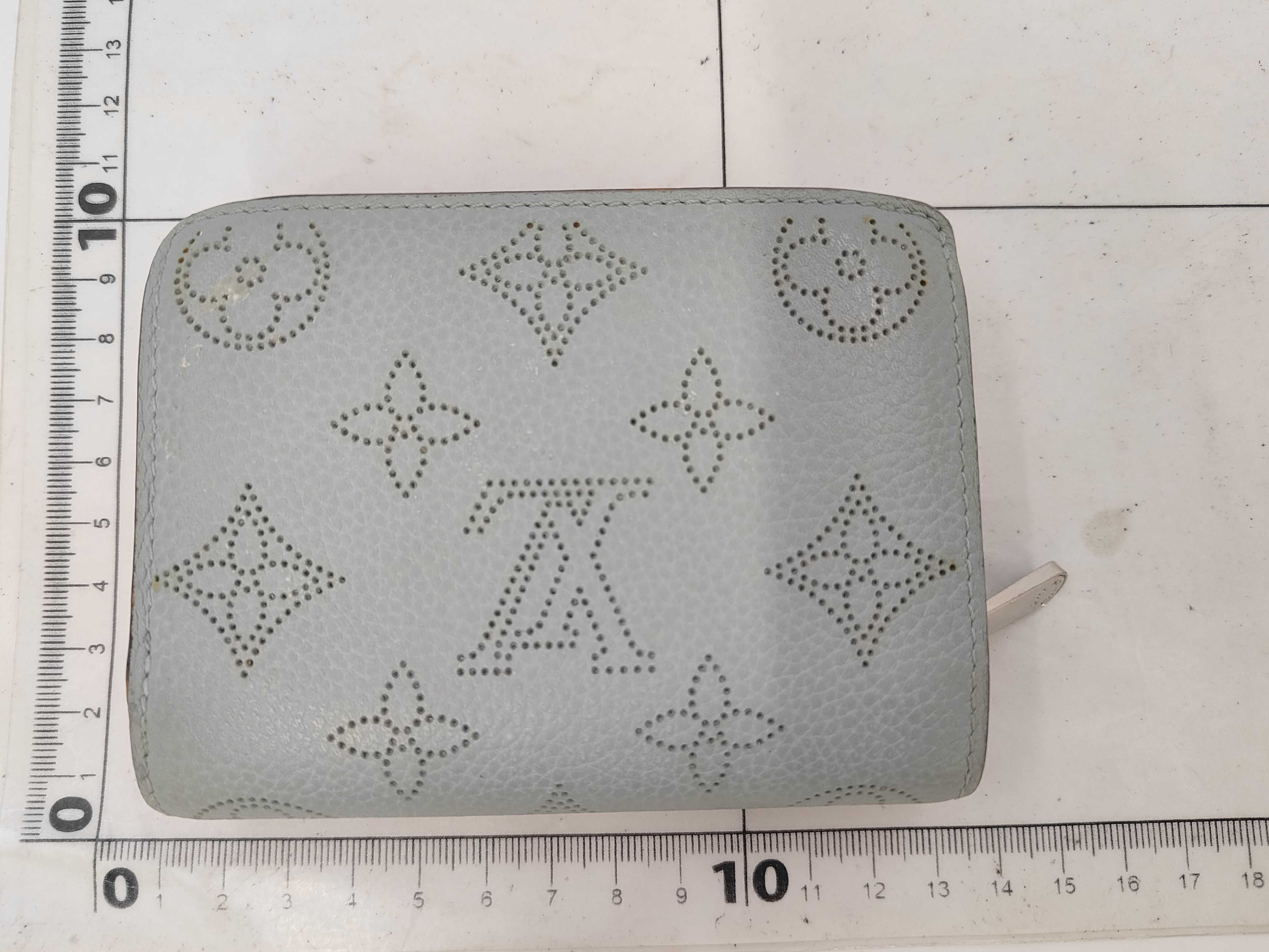 LV Monogram Mahina Portefeuille Claire M80628 NFC-enabled wallet — view 2