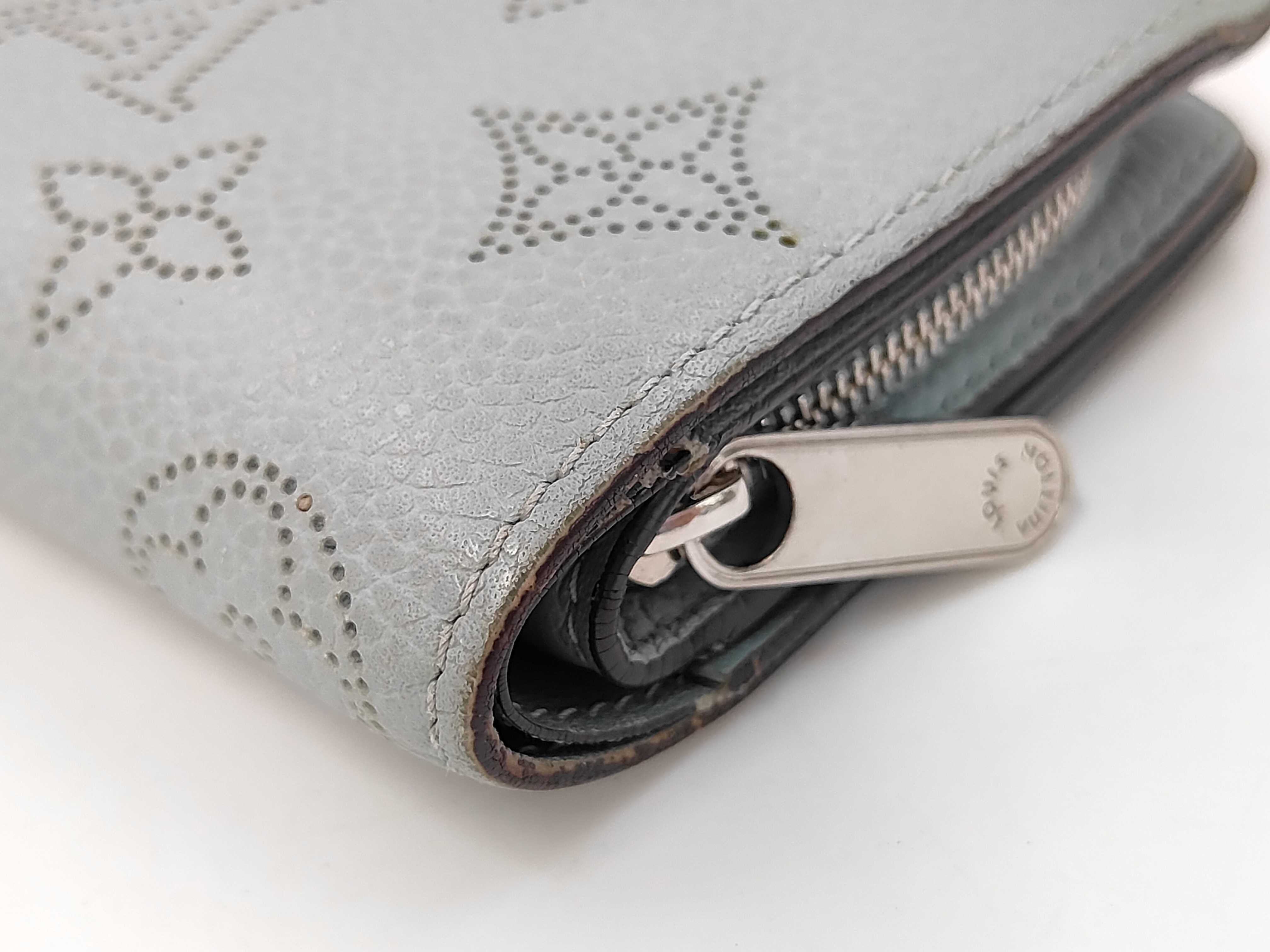 LV Monogram Mahina Portefeuille Claire M80628 NFC-enabled wallet — view 3
