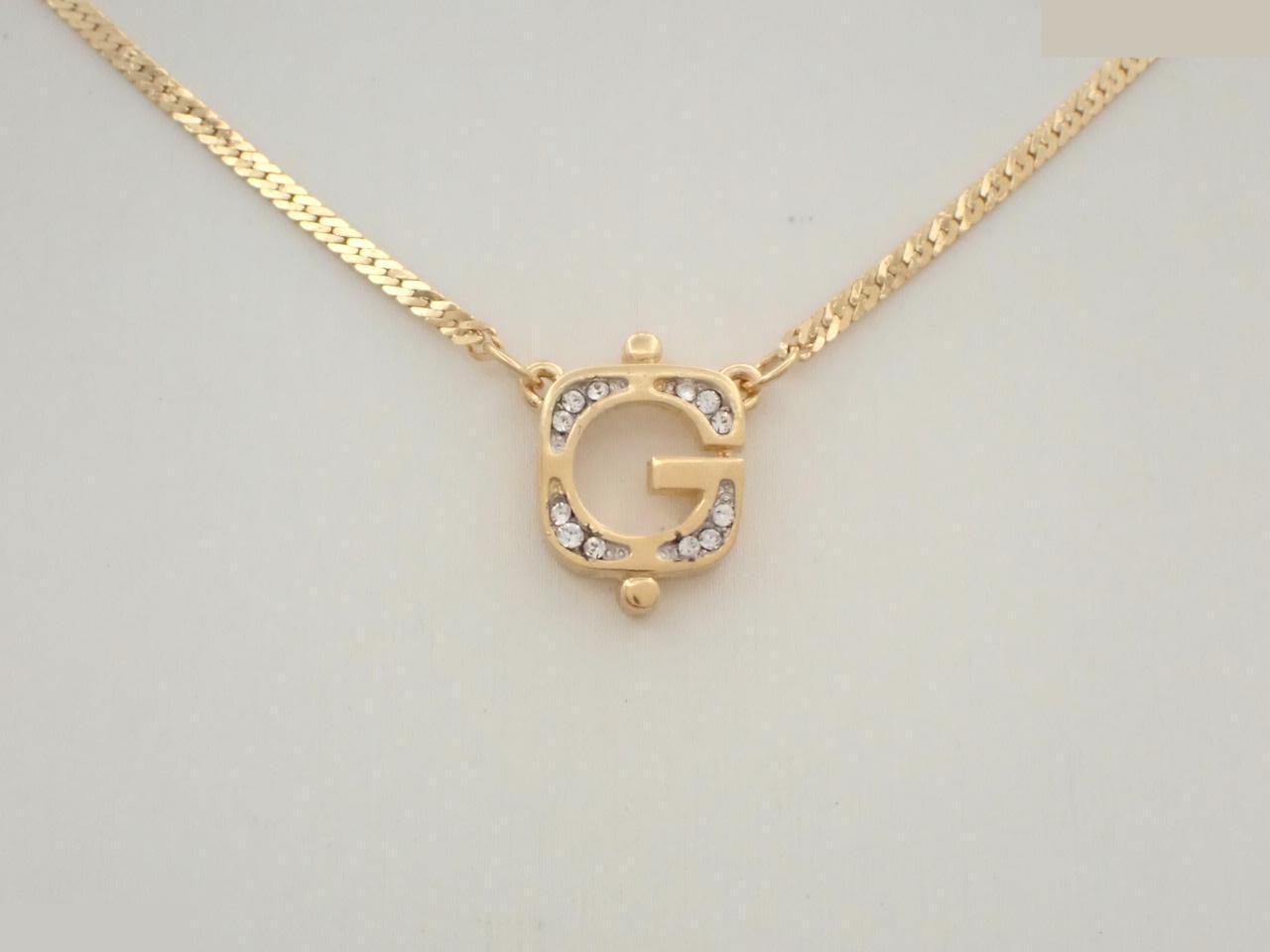 Other lines: Precious metals, necklaces, pendants, chains approximately 40cm long.