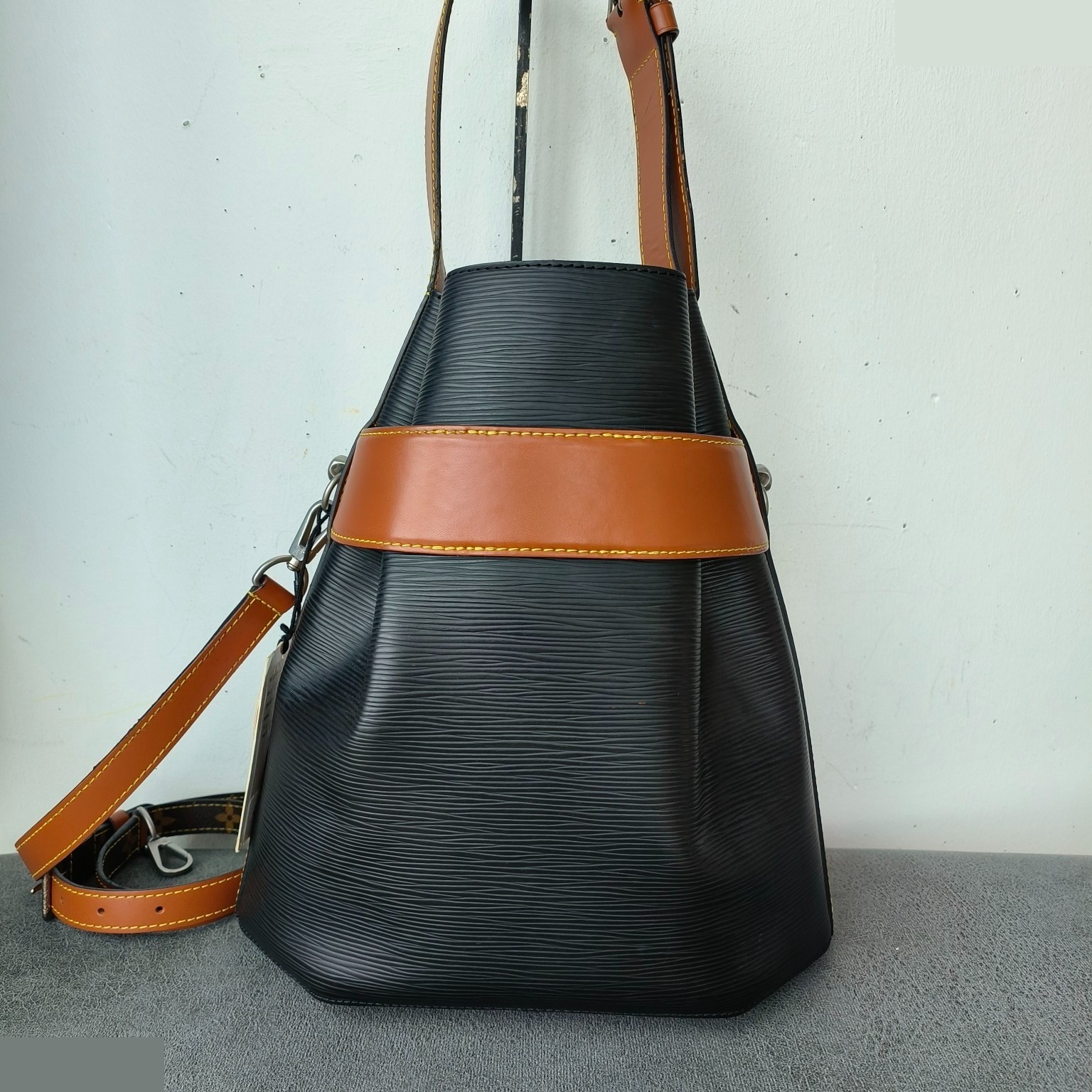Twist Bucket Epi Noir 2 ways Bag — view 6