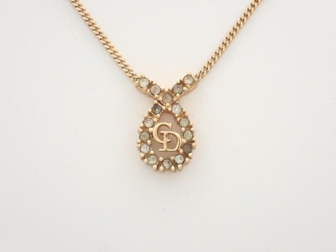 Gold necklace with stone, chain approximately 42cm long.