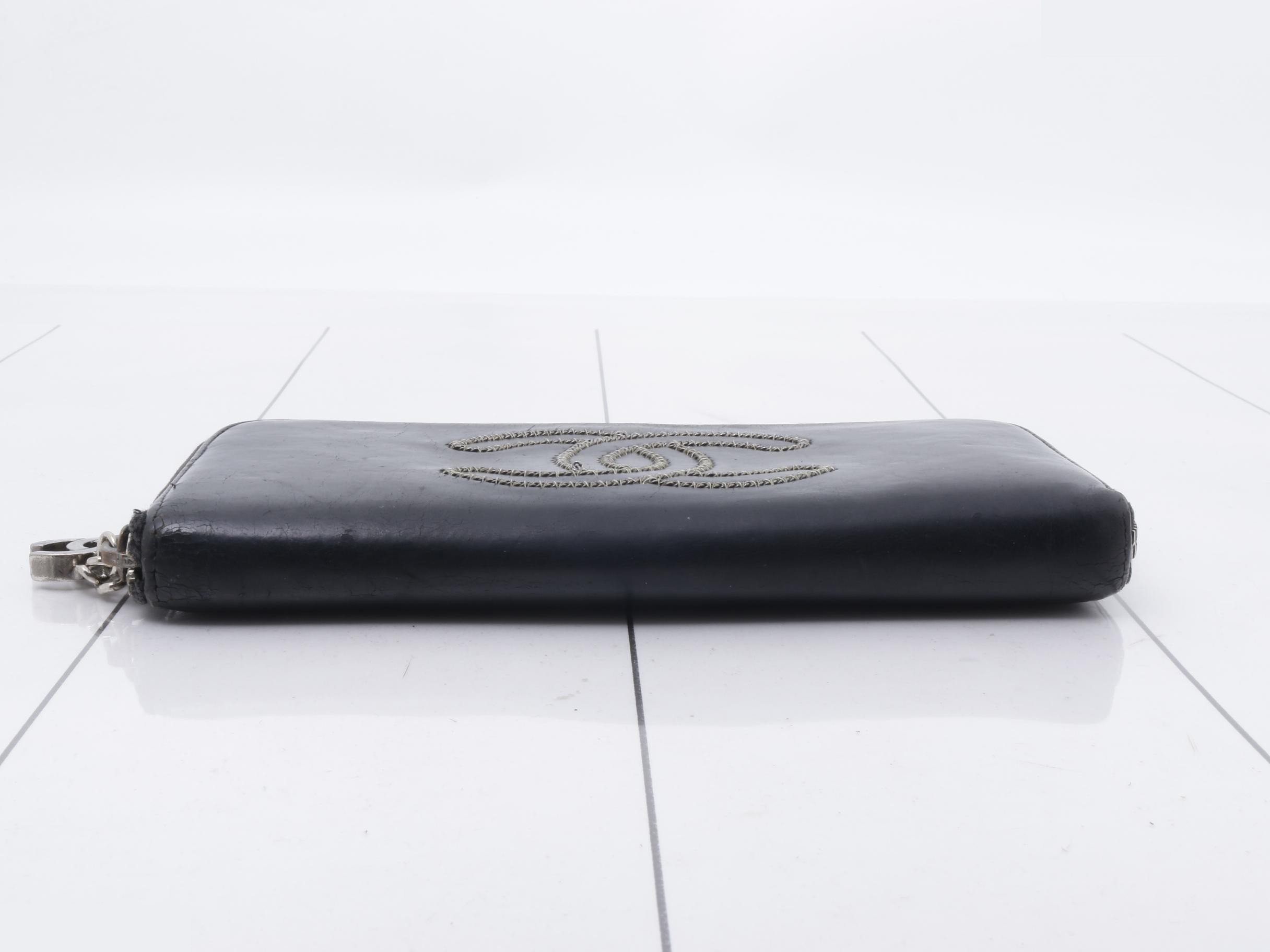 Round zipper wallet with Coco Mark, serial number 11. — view 3