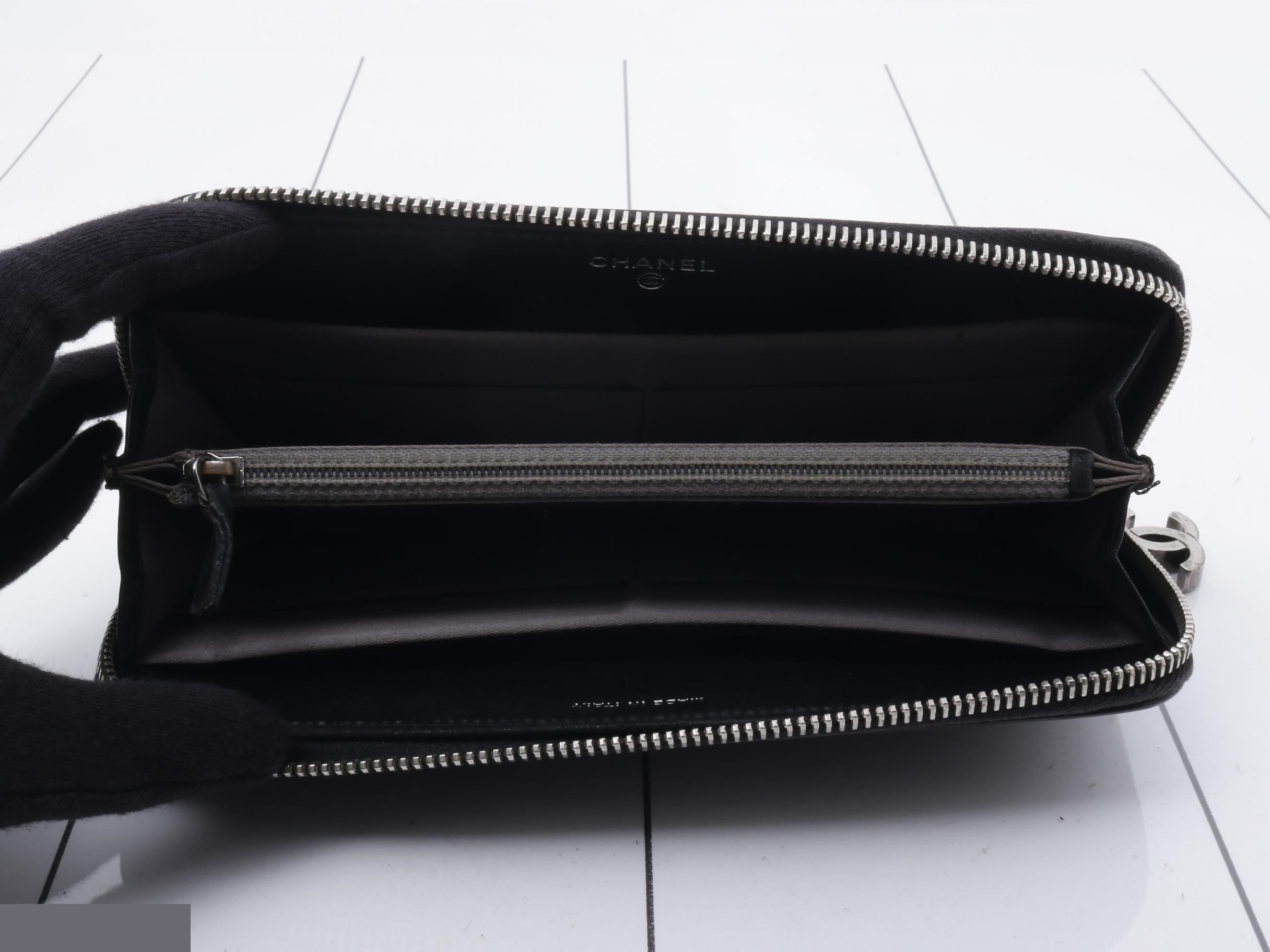 Round zipper wallet with Coco Mark, serial number 11. — view 4