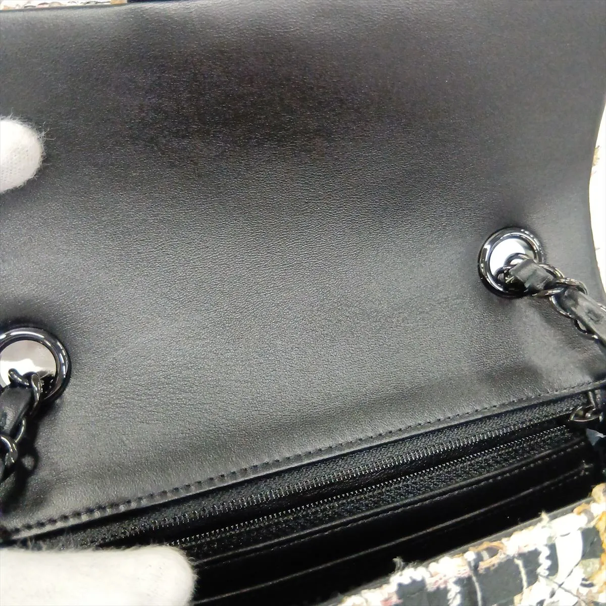 [Individually packaged] Chanel Mini Matelassé 20 Tweed Single Flap Single Chain Bag, White x Black, Silver Hardware, T584XXUA, Random Plate, A69900 — view 11