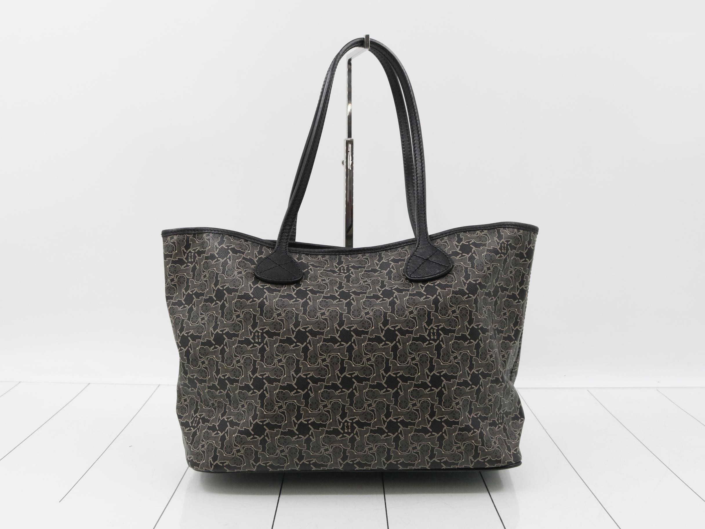 Carriage-shaped tote bag with charm — view 2