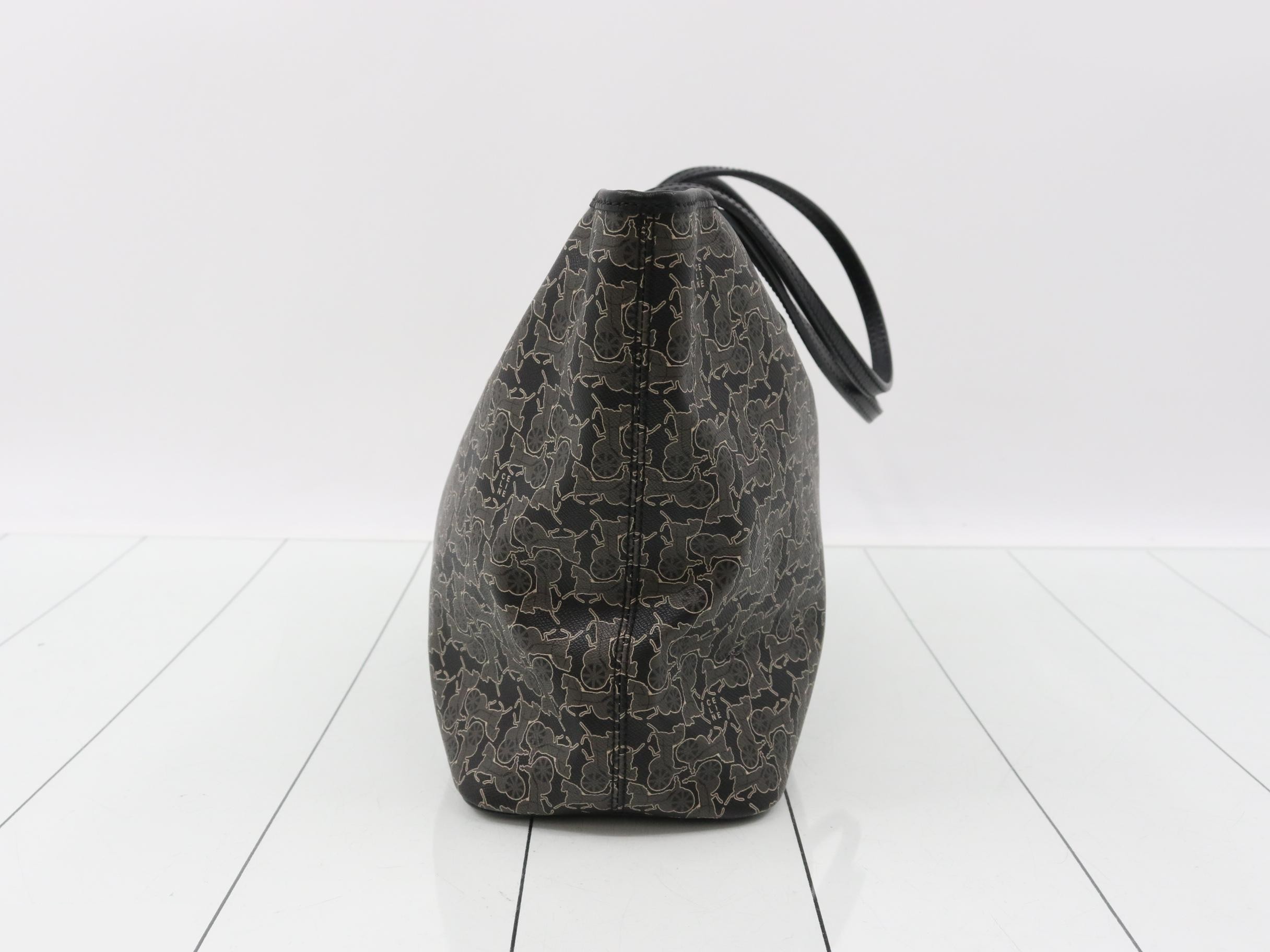 Carriage-shaped tote bag with charm — view 3