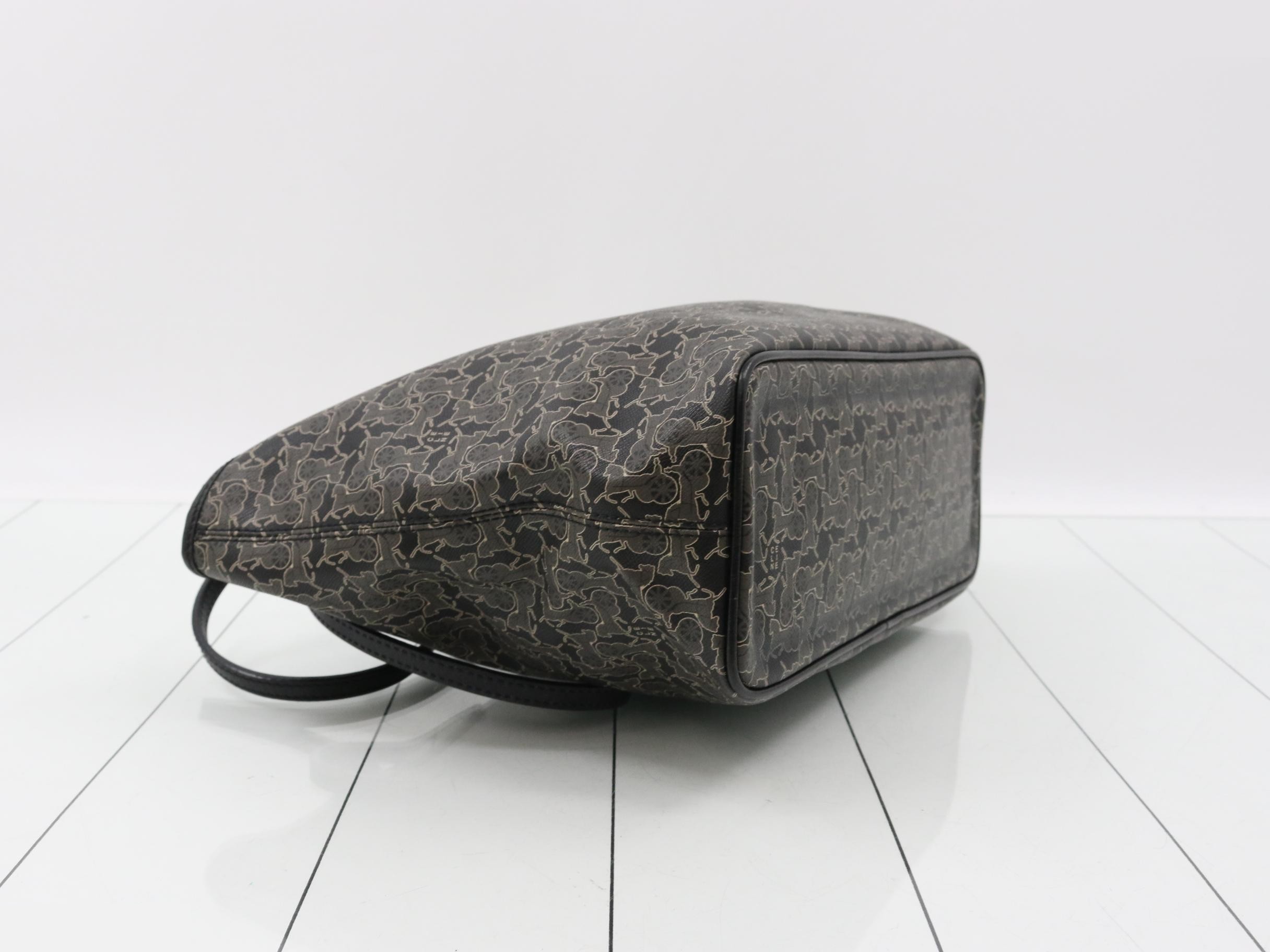 Carriage-shaped tote bag with charm — view 5