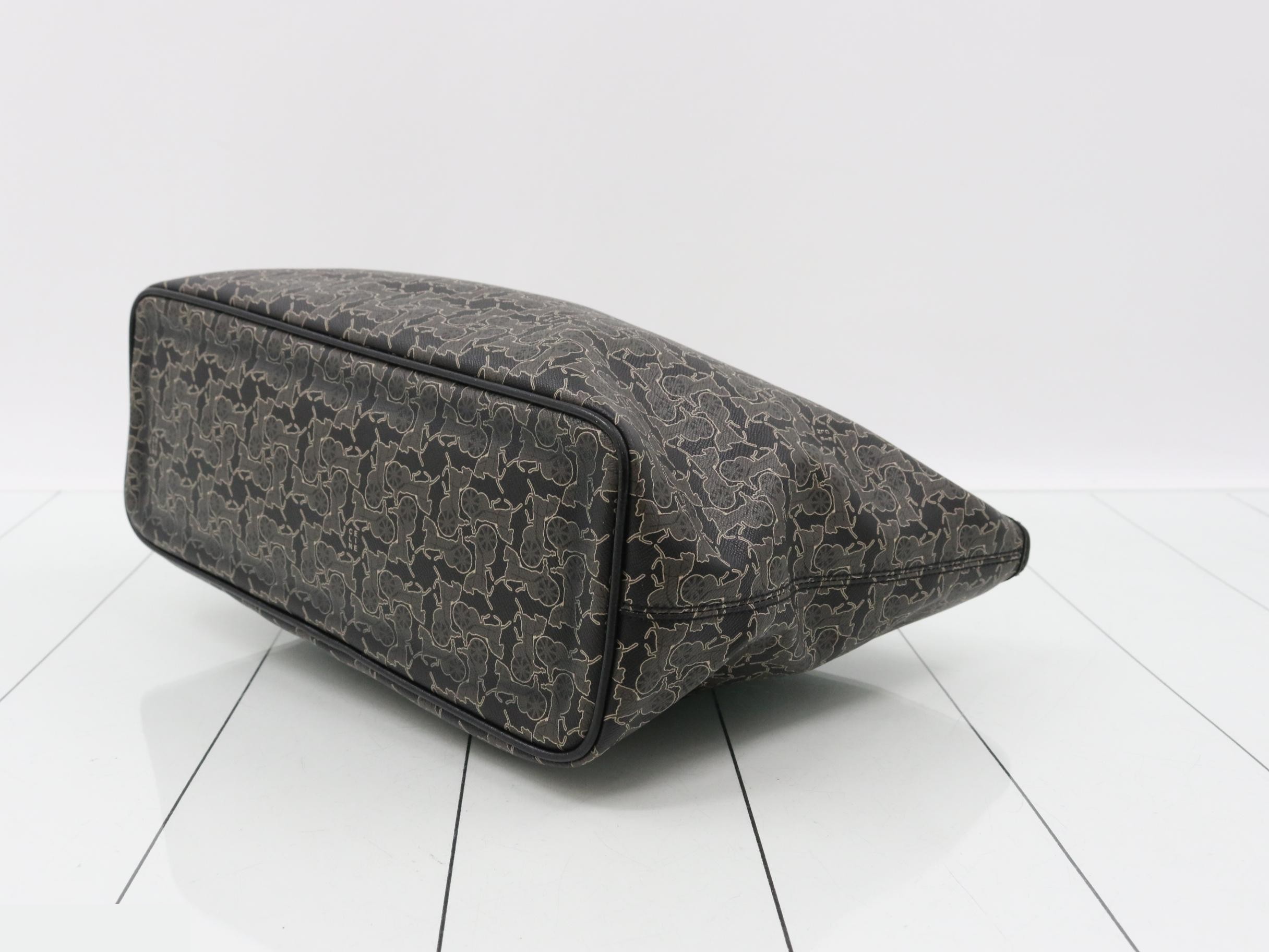Carriage-shaped tote bag with charm — view 6