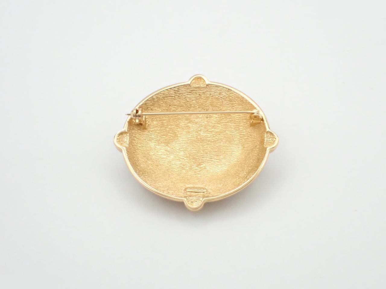 brooch — view 2