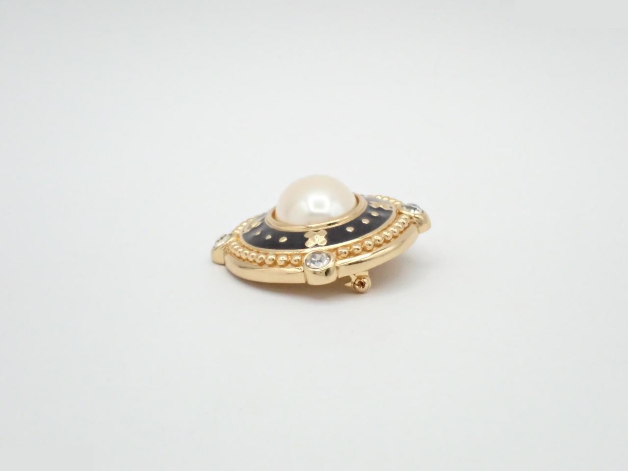 brooch — view 3