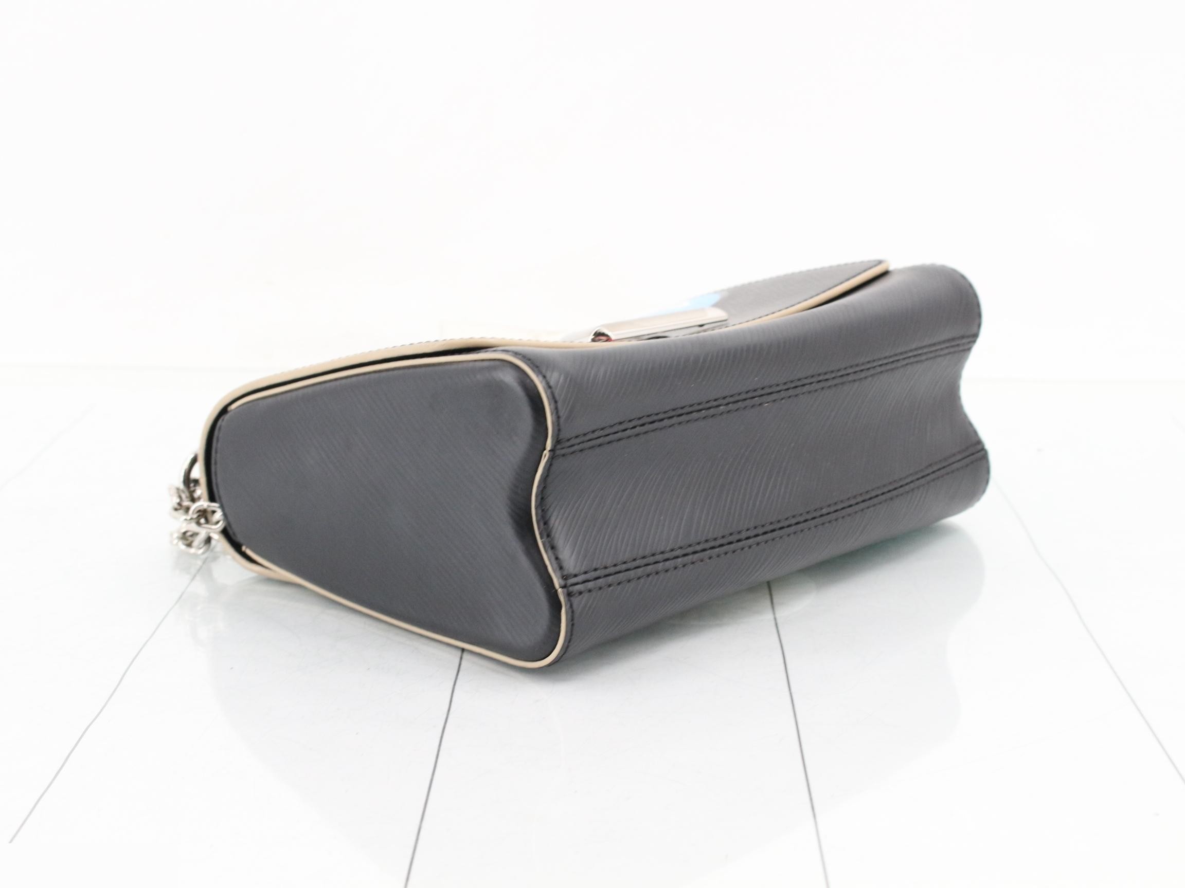 Twist MM Shoulder Bag — view 5