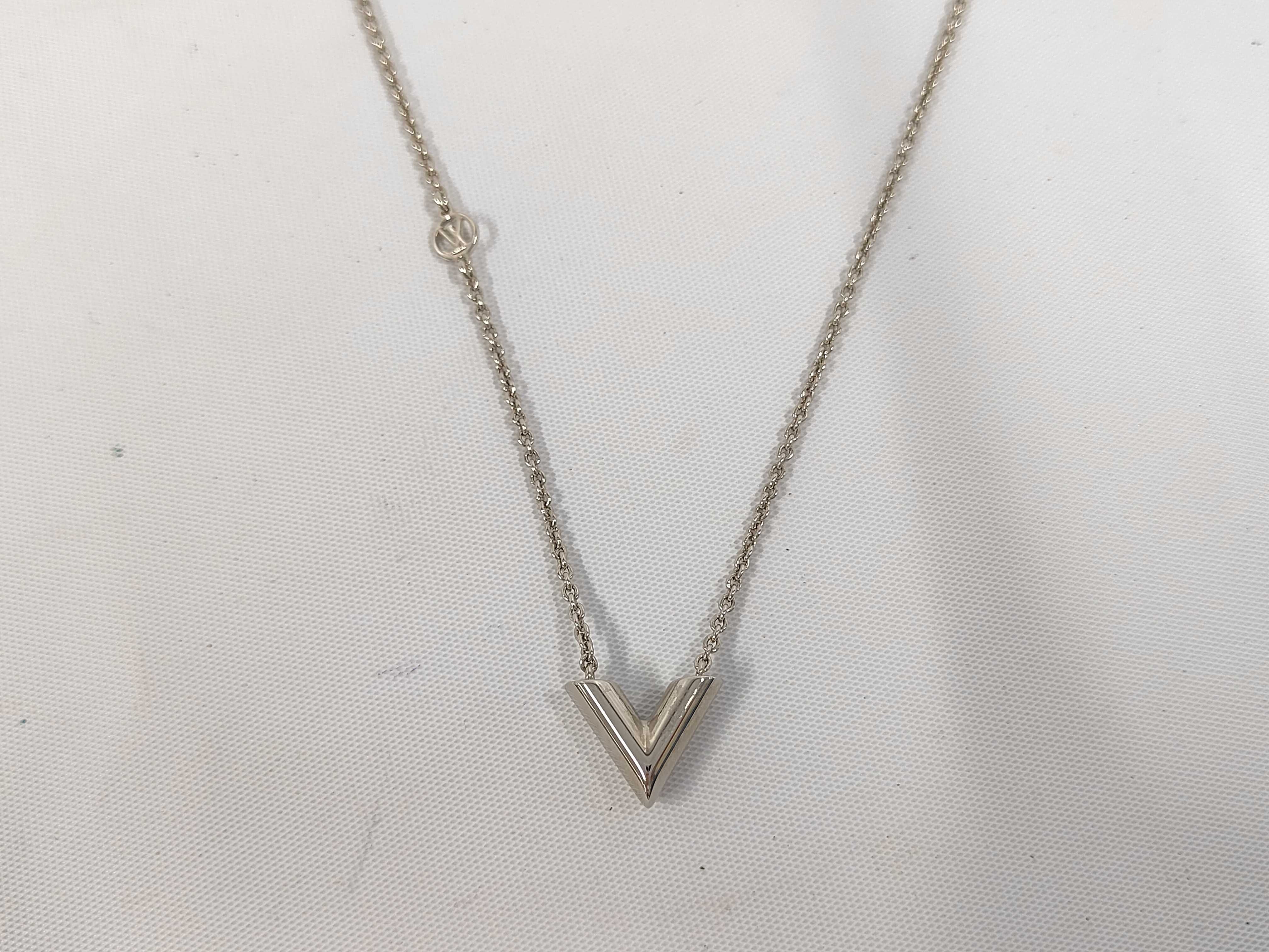 Essential V / M63197 / LE3272 / Necklace — view 2