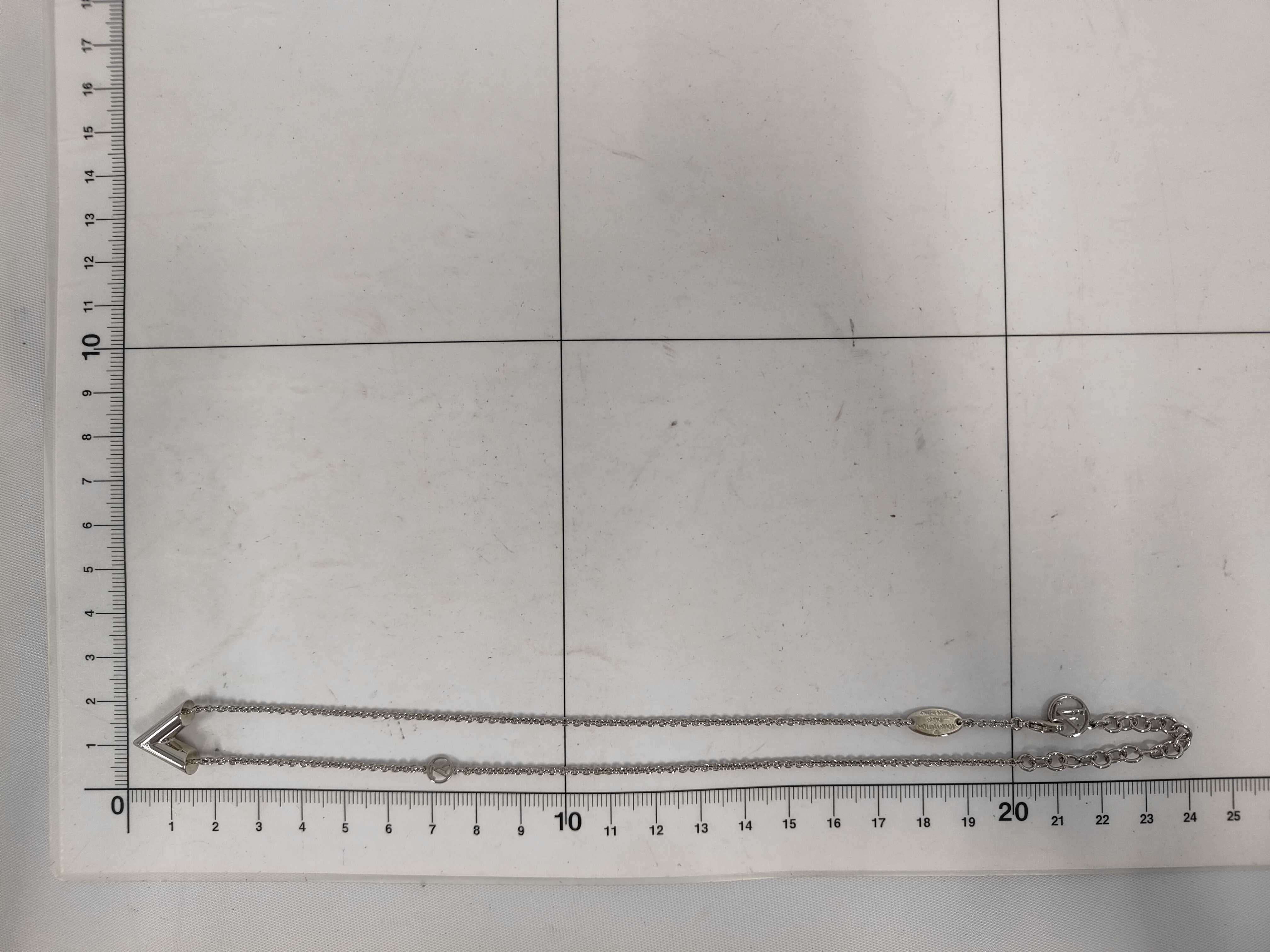 Essential V / M63197 / LE3272 / Necklace — view 6