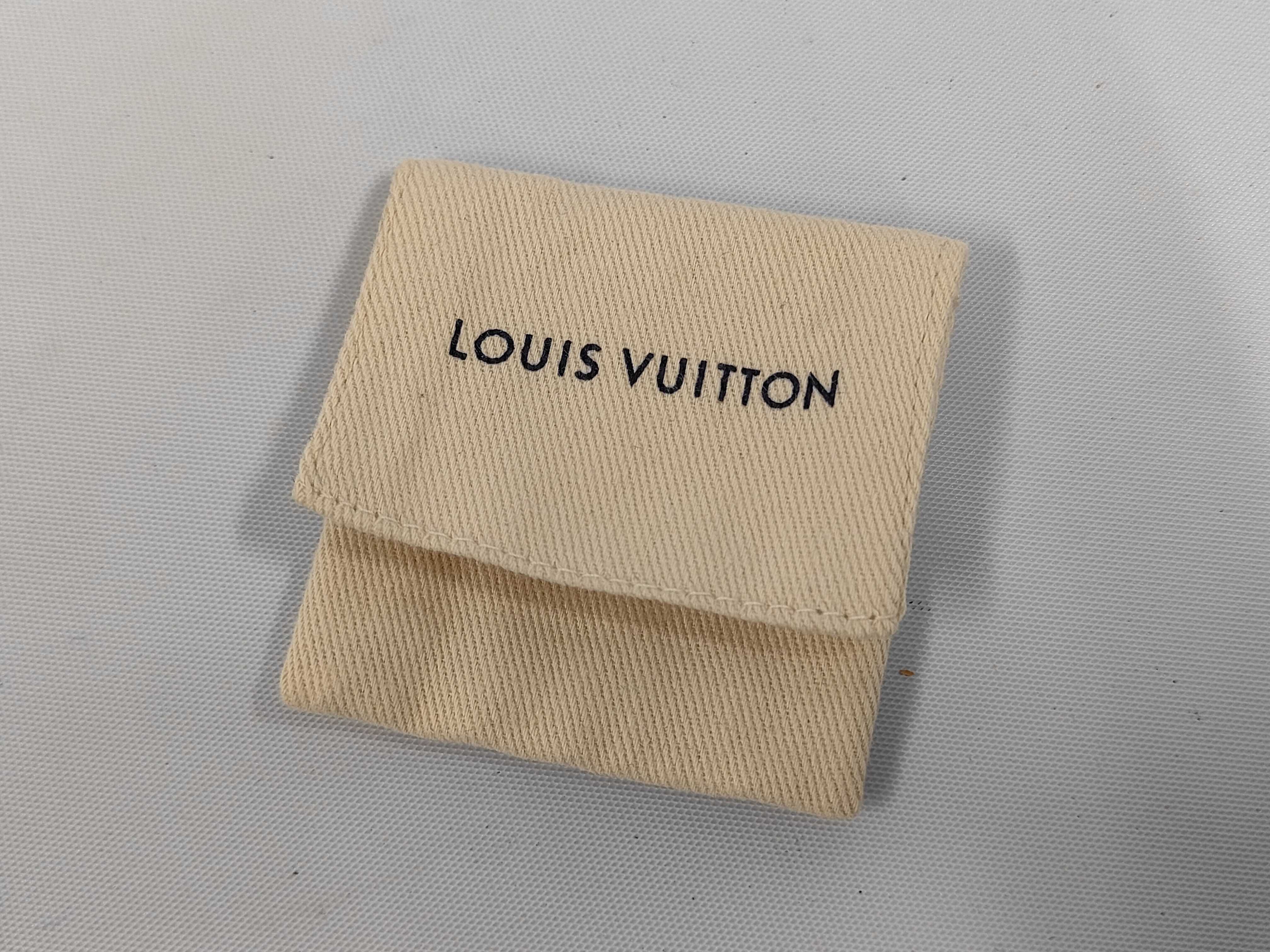 Essential V / M63197 / LE3272 / Necklace — view 7