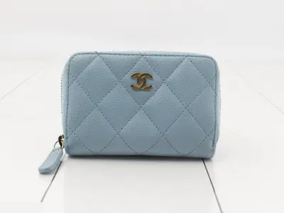 Matelassé coin case, caviar leather, sky blue, serial number 31.