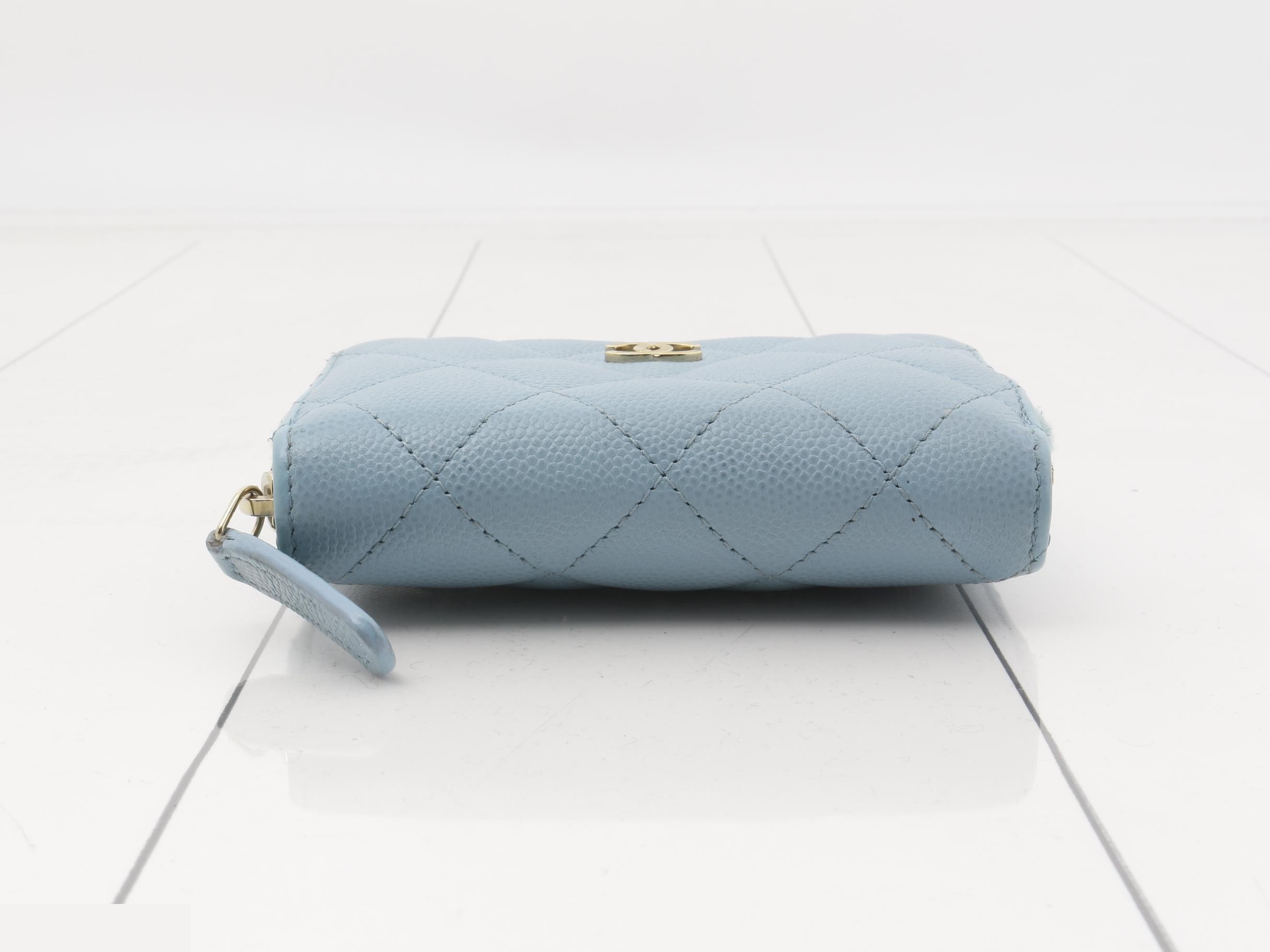 Matelassé coin case, caviar leather, sky blue, serial number 31. — view 3