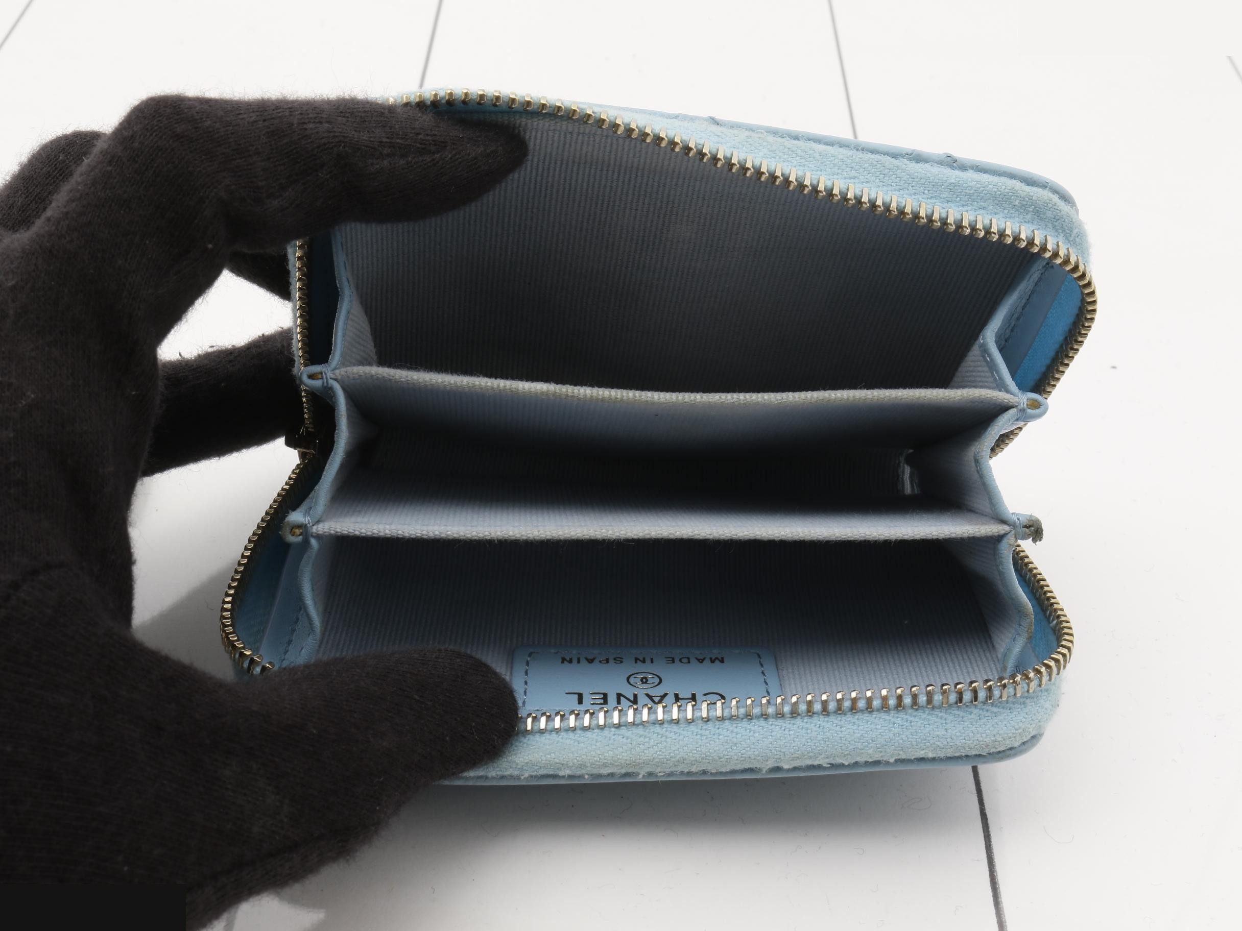 Matelassé coin case, caviar leather, sky blue, serial number 31. — view 4