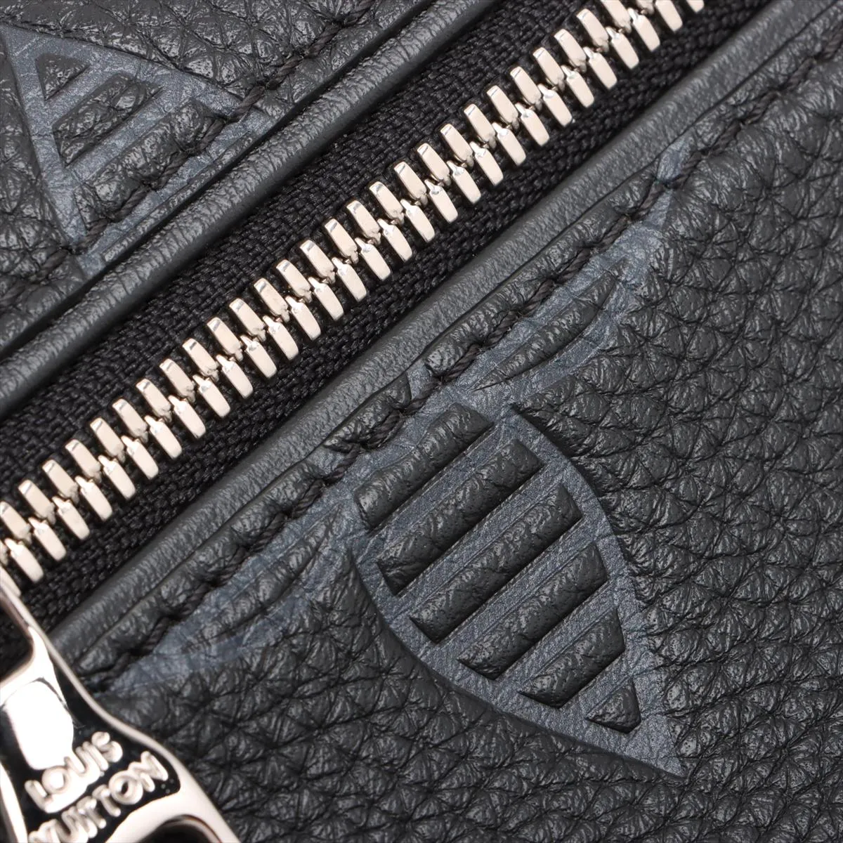 Monogram Giant Discovery Bum Bag NM M57289 CA4230 Black RFID Reactive — view 10